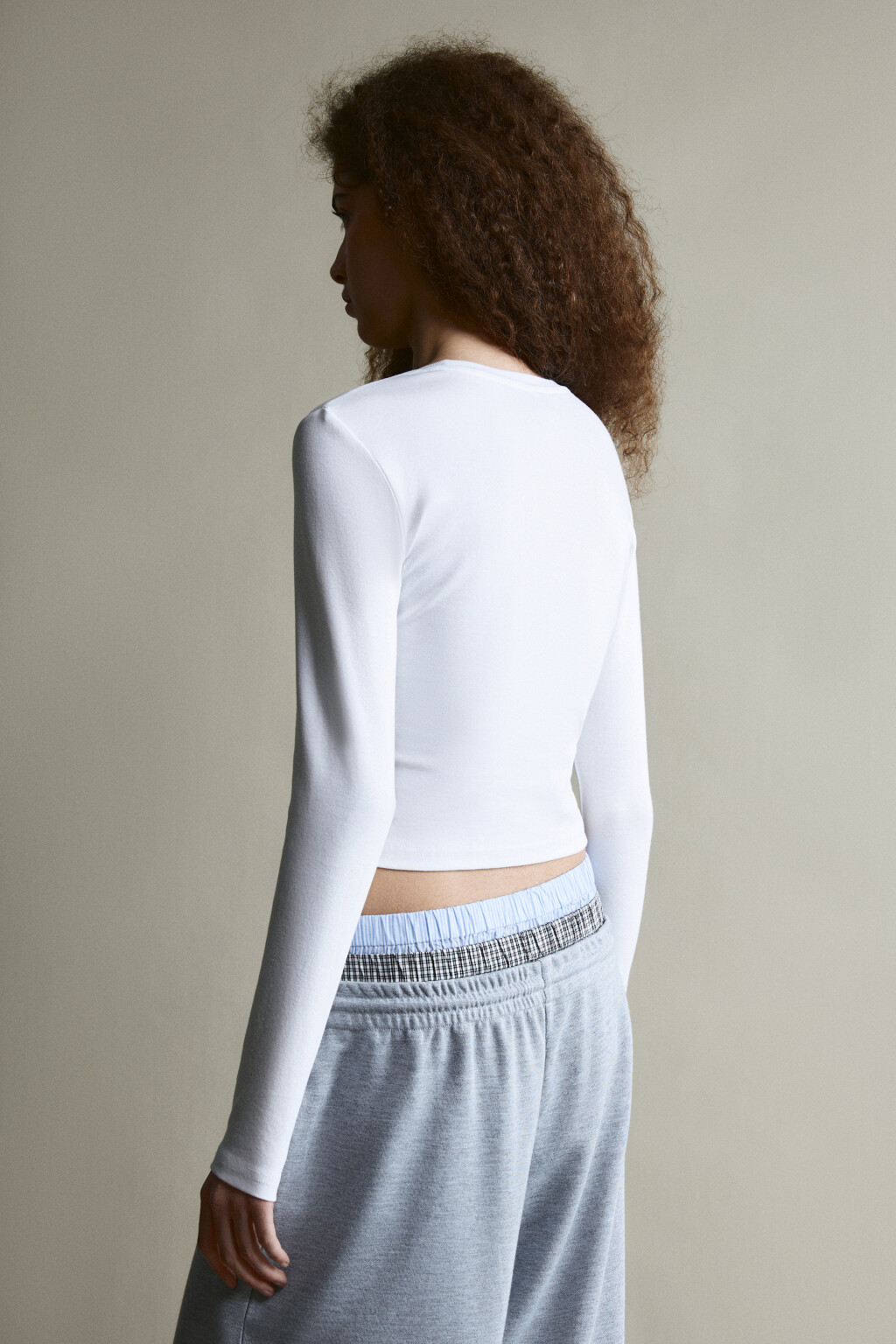 Лонгслив укороченный базовый из хлопка - цвет белый - 3