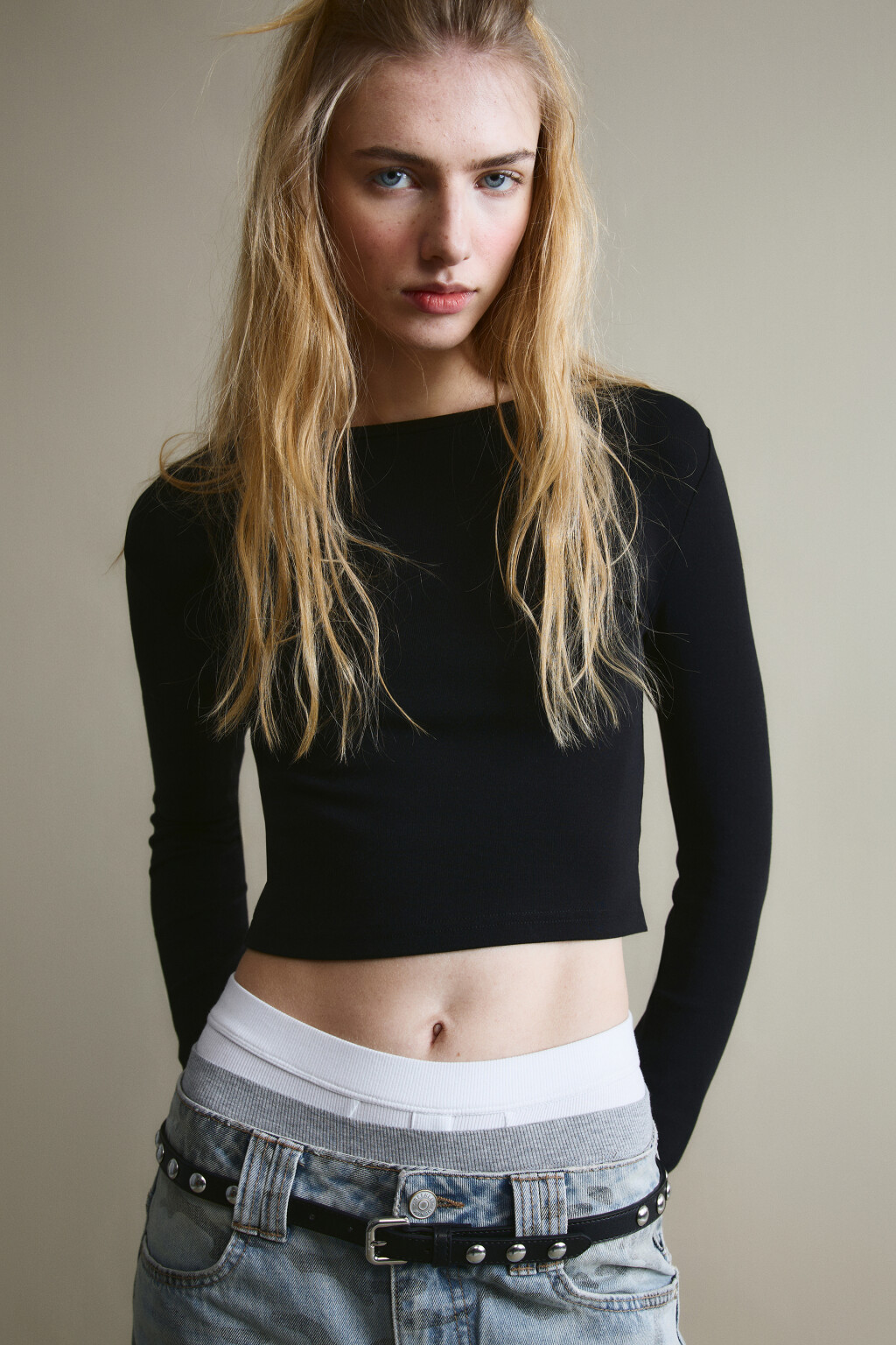 Лонгслив укороченный базовый из хлопка - цвет черный - 2