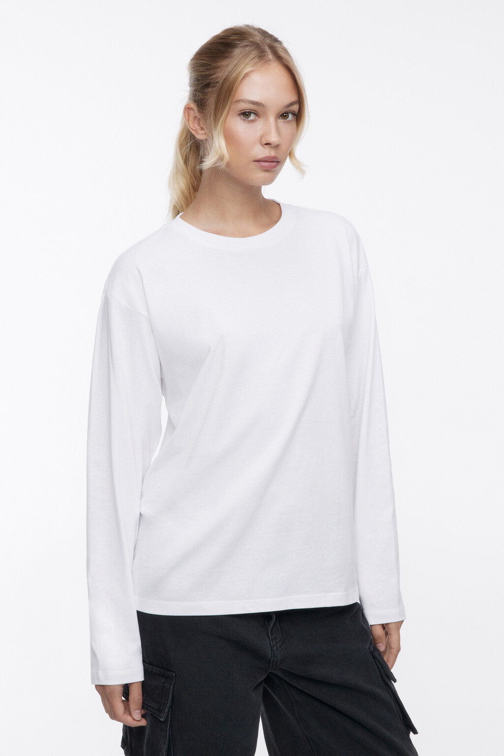 Лонгслив хлопковый свободный в базовых цветах - цвет белый - 2