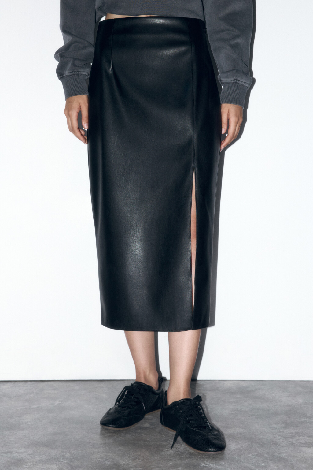Юбка миди из искусственной кожи с разрезом - цвет черный - 2