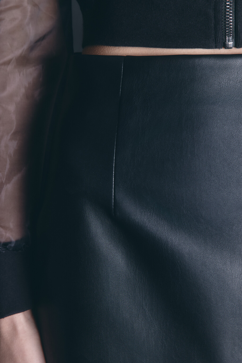 Юбка миди из искусственной кожи с разрезом - цвет черный - 6