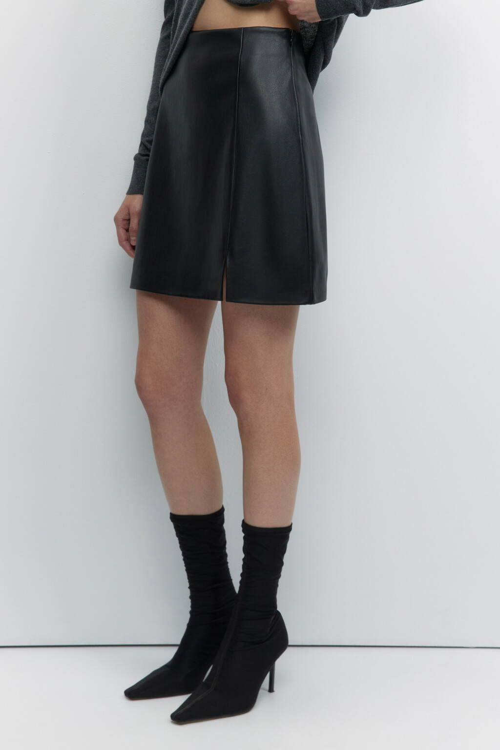 Юбка мини прямая из экокожи с разрезом - цвет черный - 3
