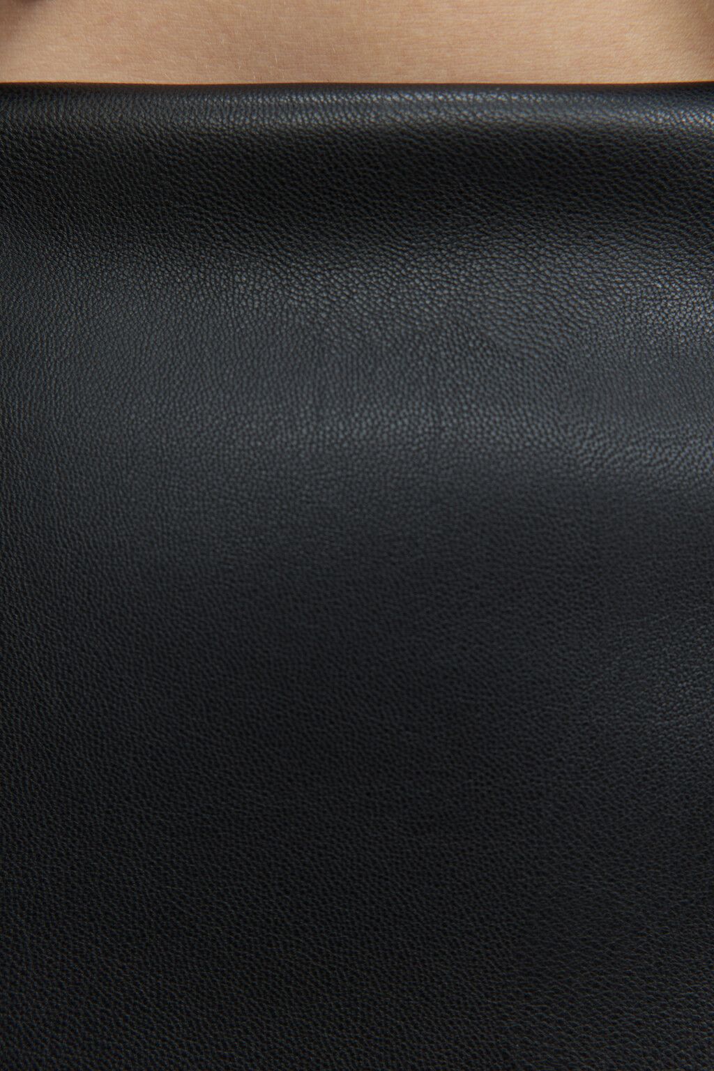 Юбка мини прямая из экокожи с разрезом - цвет черный - 5