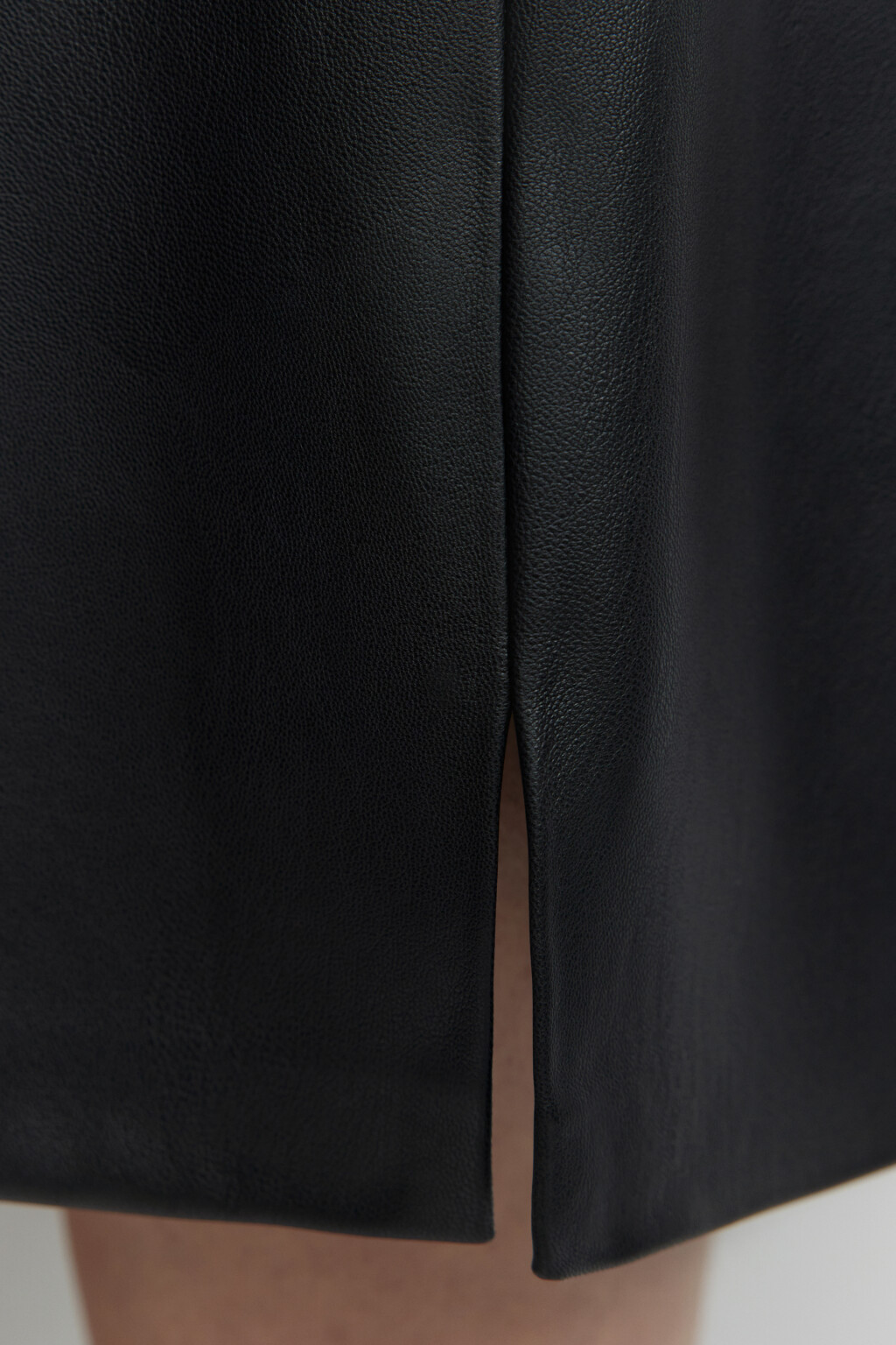 Юбка мини прямая из экокожи с разрезом - цвет черный - 6
