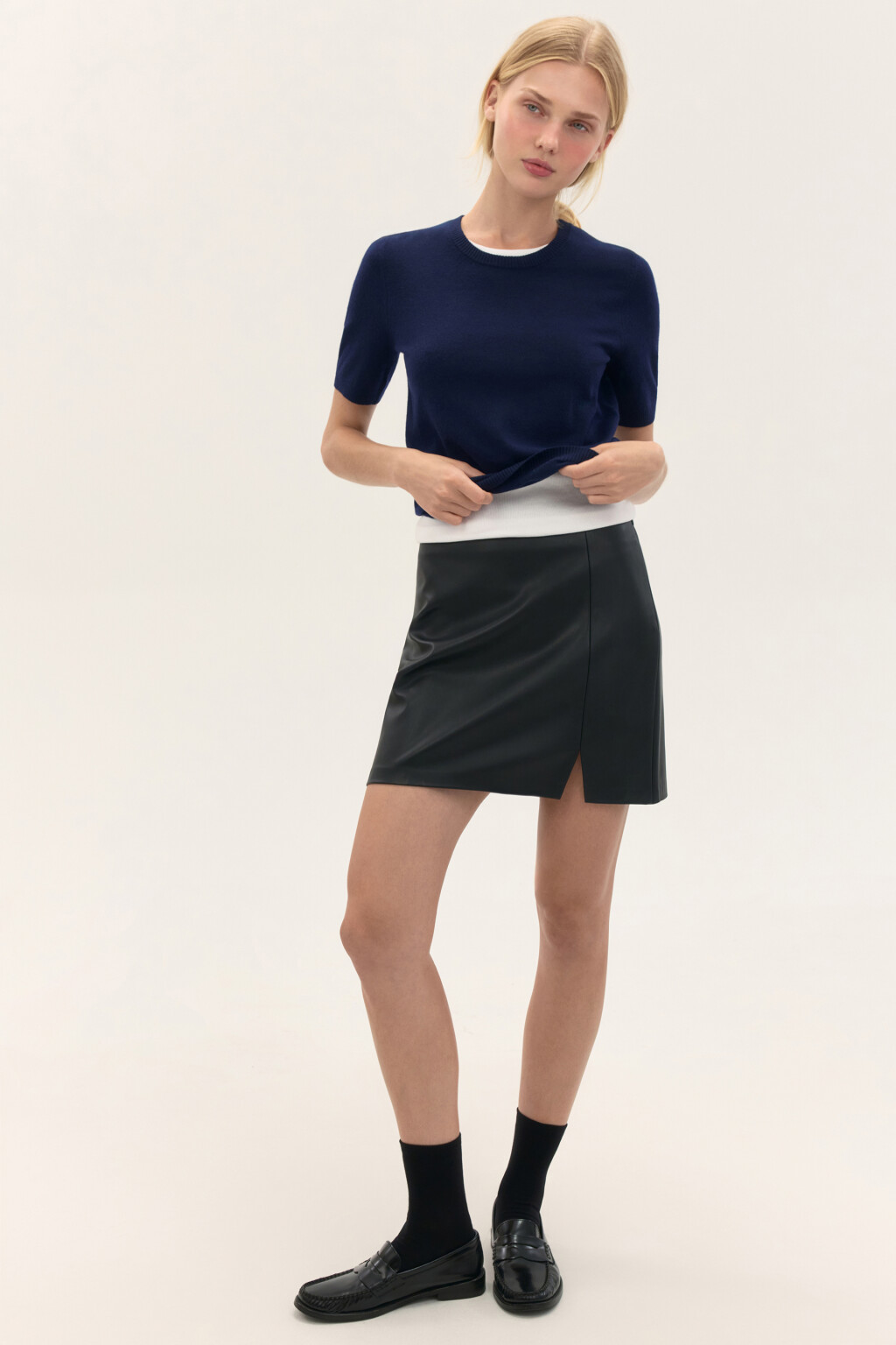 Юбка мини прямая с разрезом - цвет черный - 1