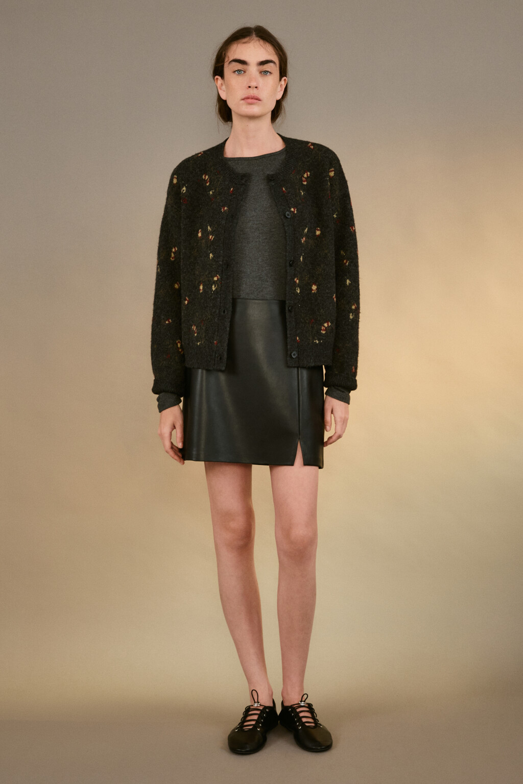 Юбка мини с кожаной фактурой - цвет черный - 4