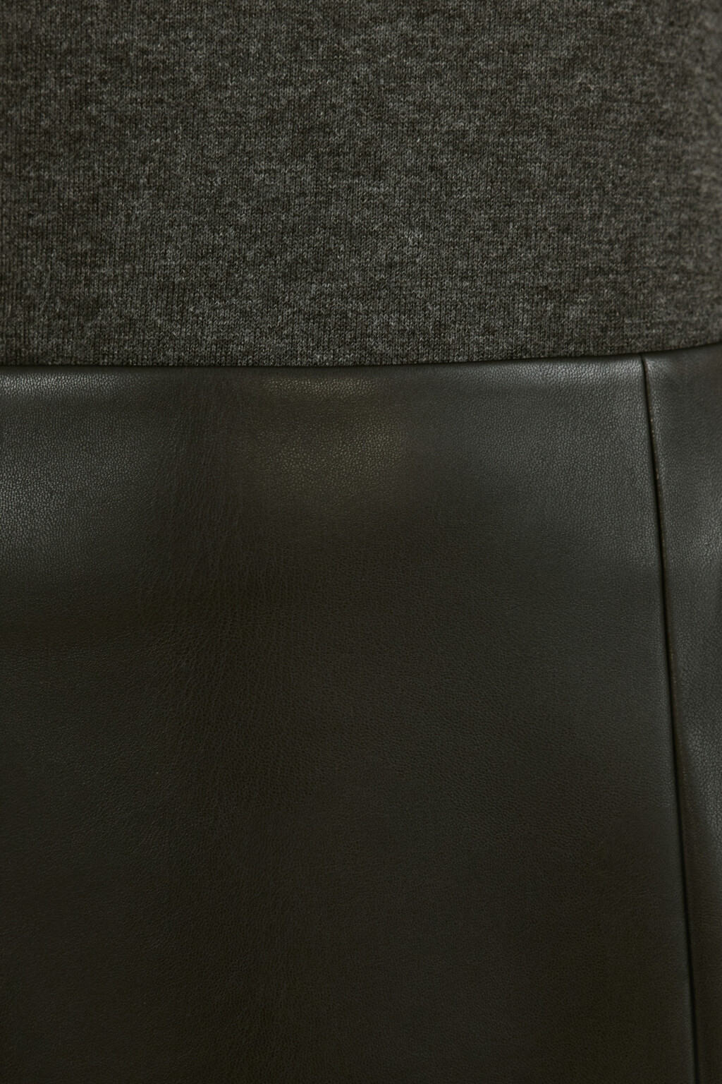 Юбка мини с кожаной фактурой - цвет черный - 5