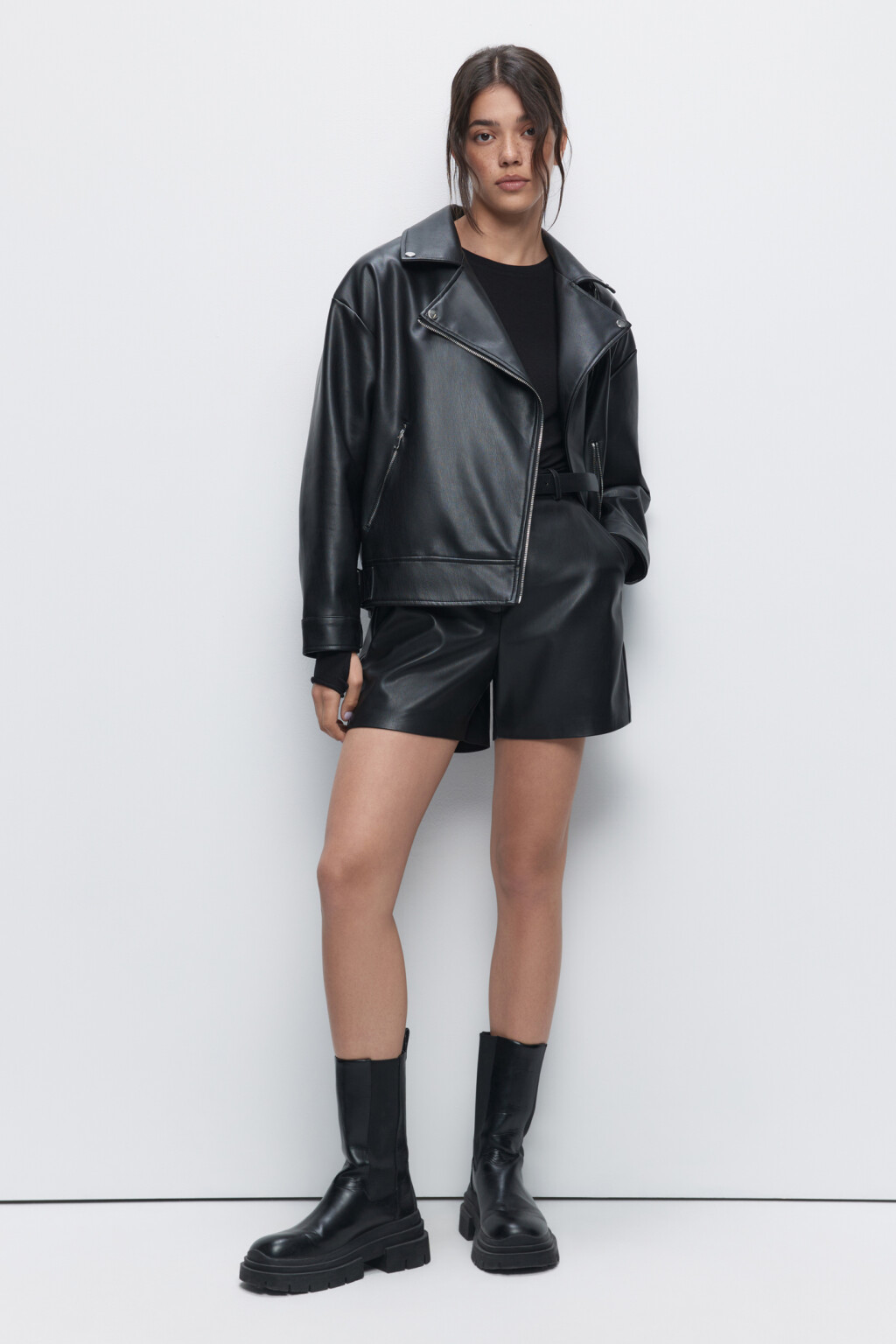 Шорты мини из искусственной кожи с ремнем - цвет черный - 1