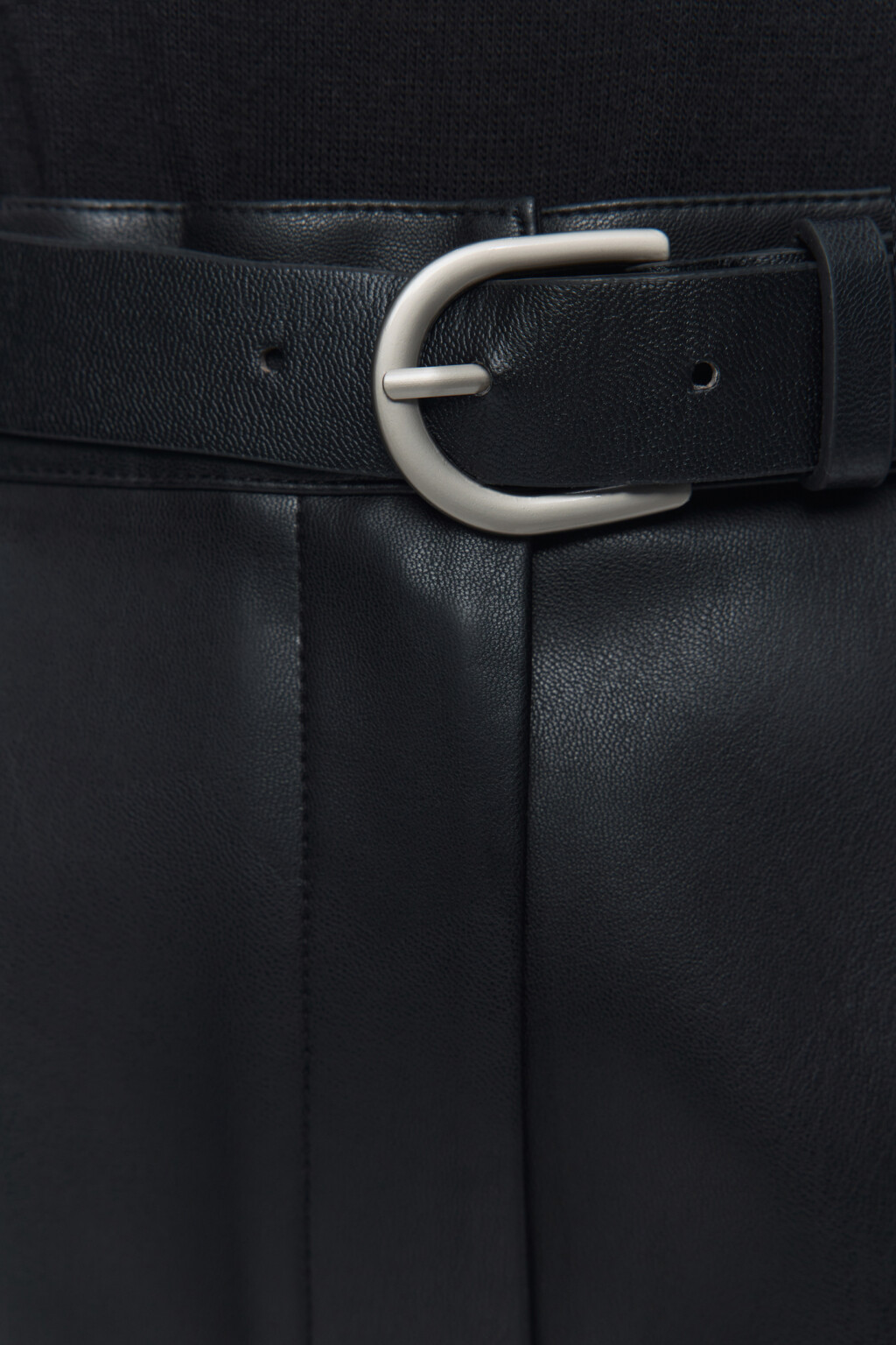 Шорты мини из искусственной кожи с ремнем - цвет черный - 5