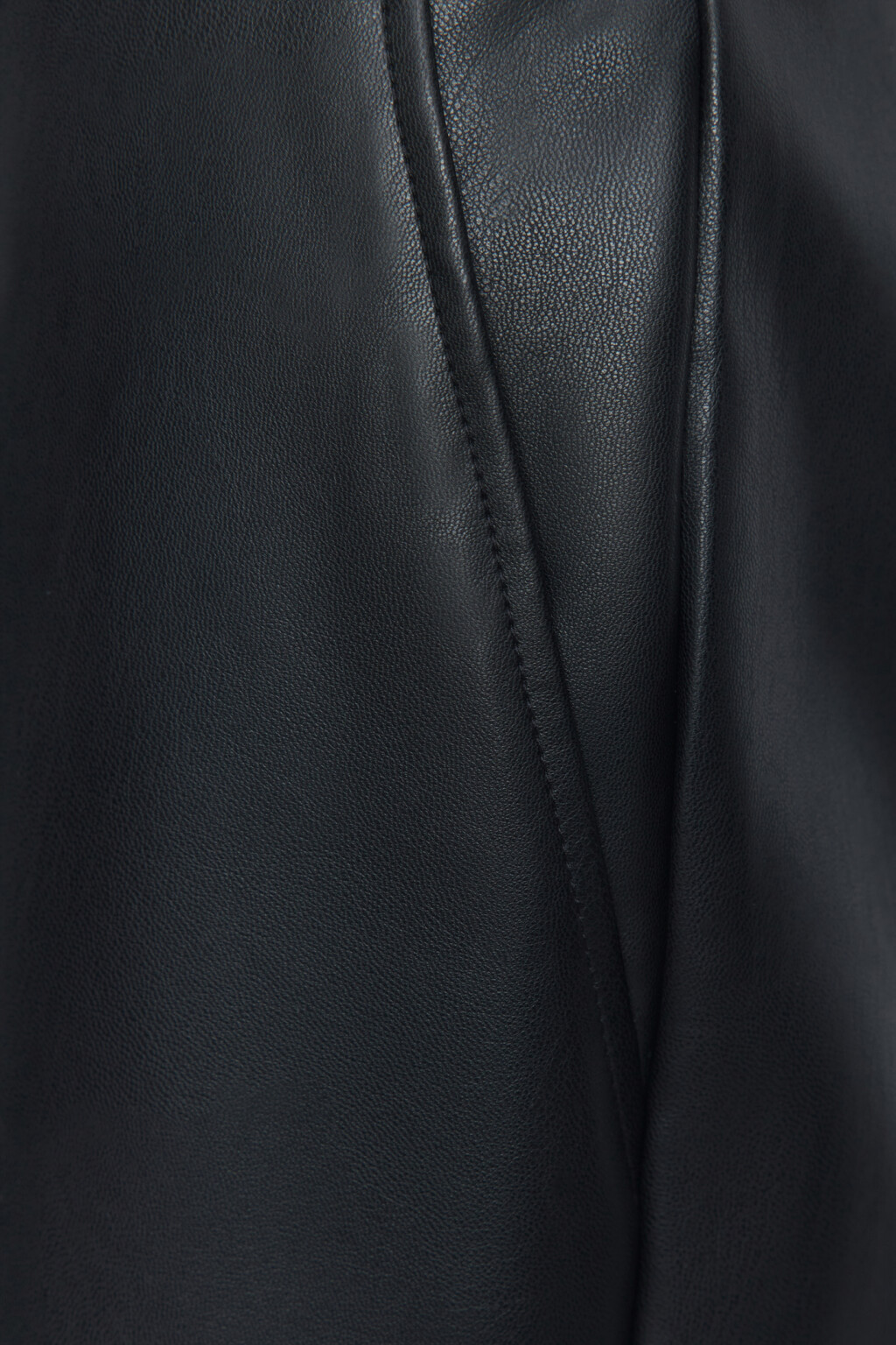 Шорты мини из искусственной кожи с ремнем - цвет черный - 6