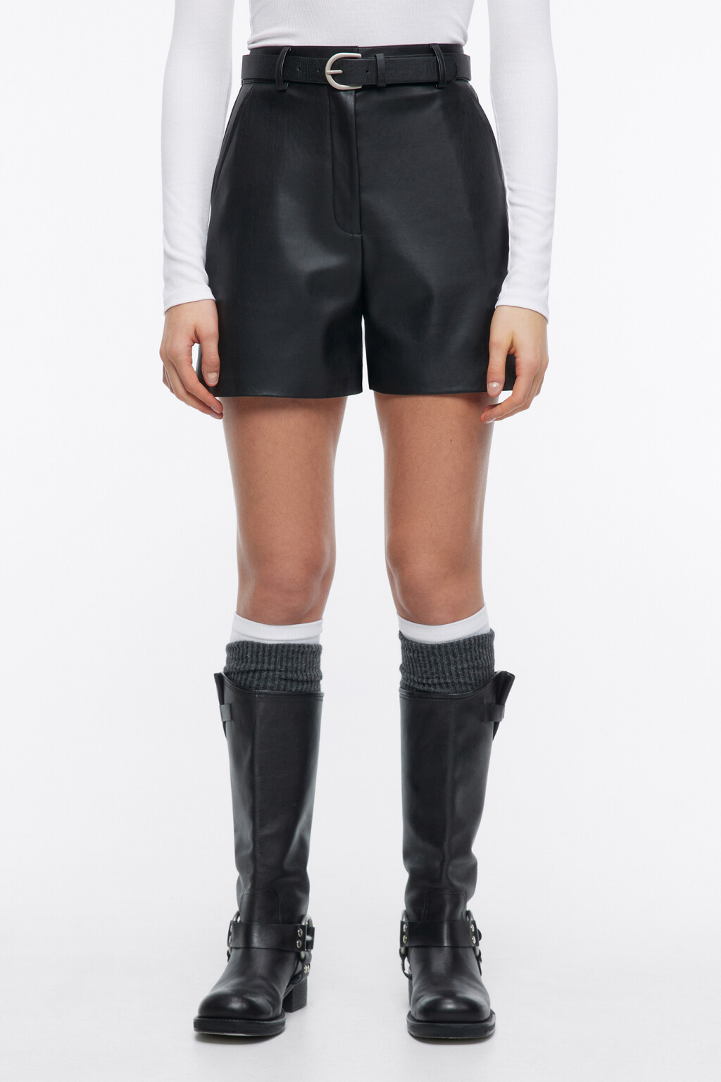 Шорты мини из искусственной кожи с ремнем - цвет черный - 2