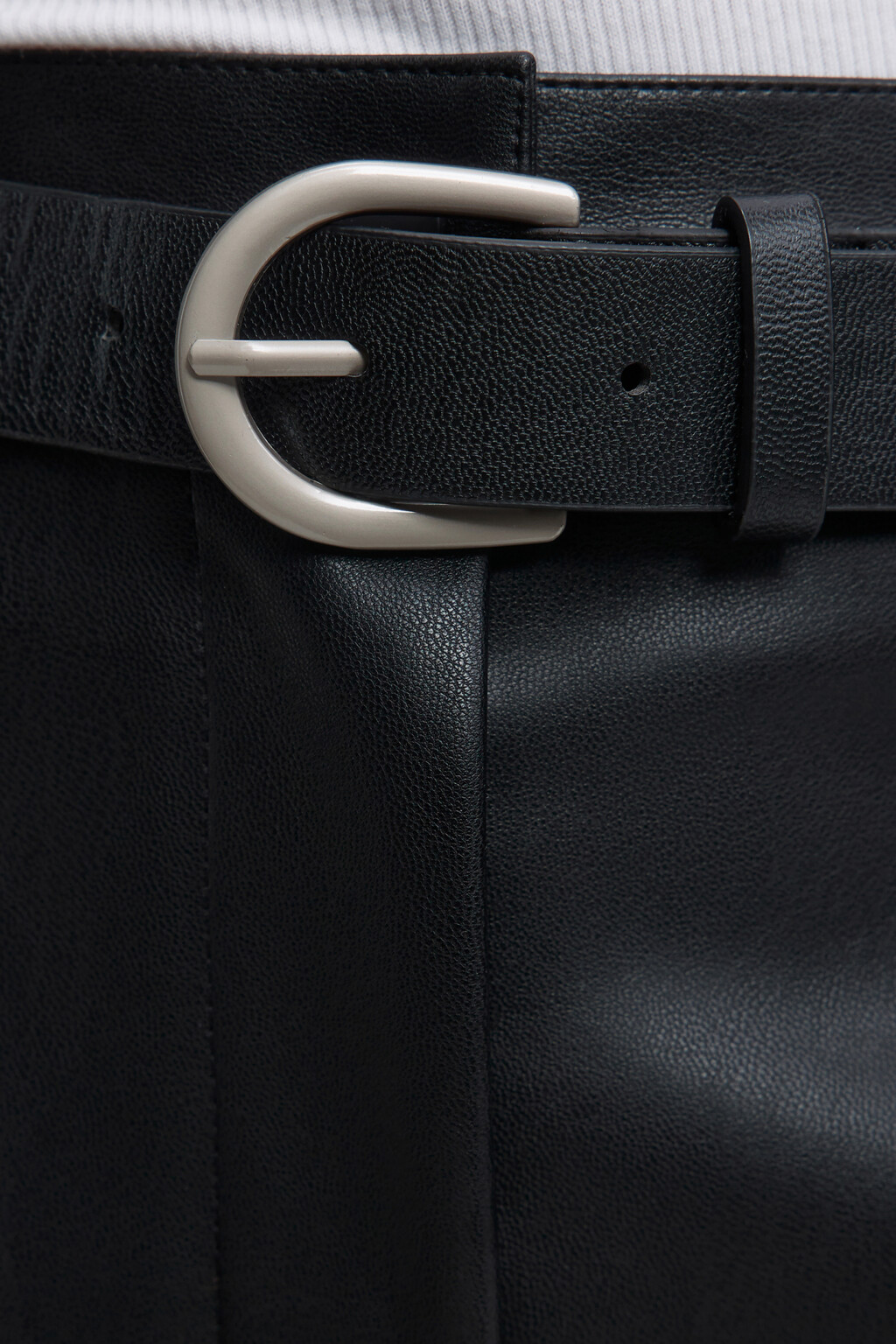 Шорты мини из искусственной кожи с ремнем - цвет черный - 6