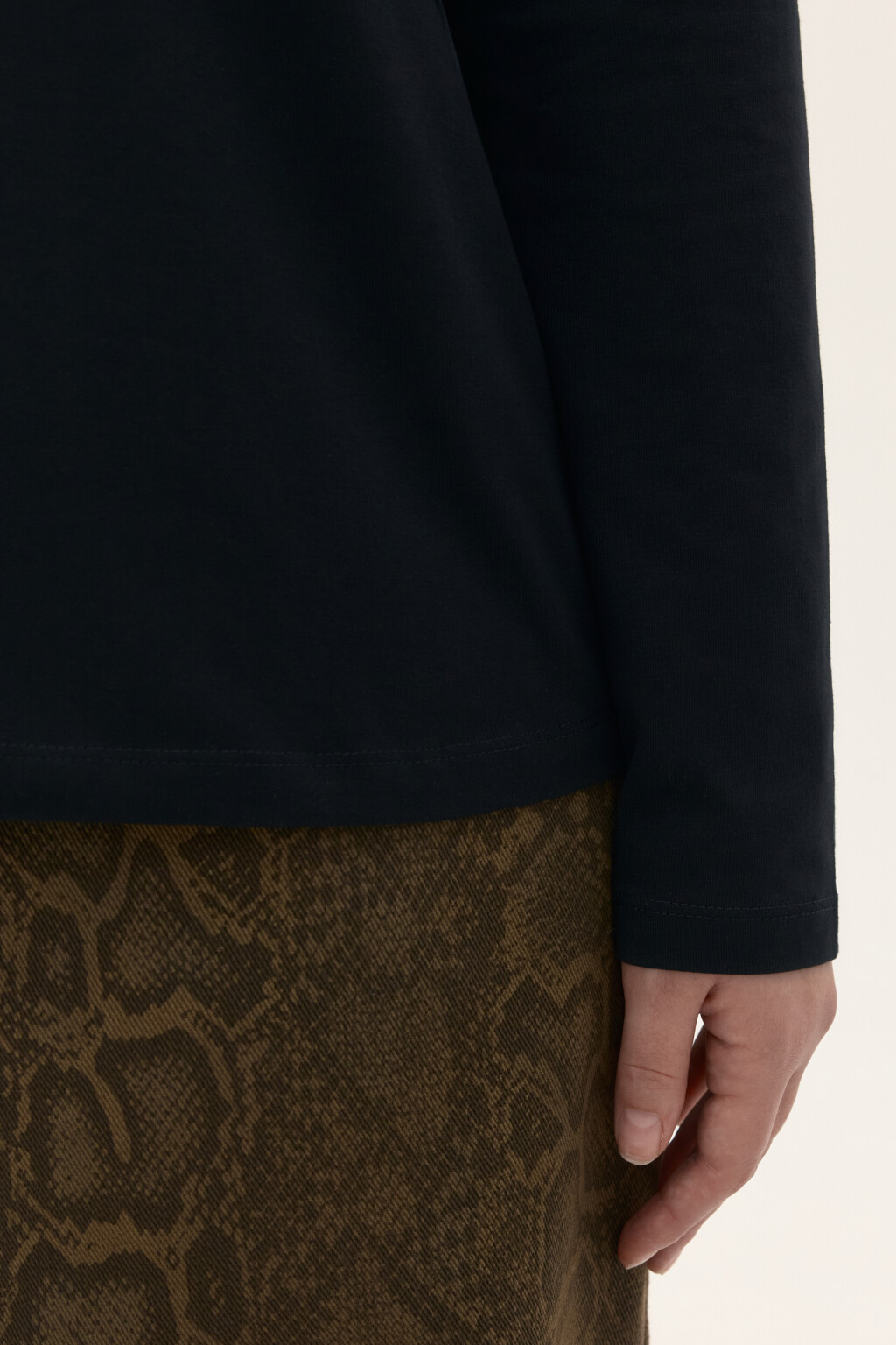 Лонгслив из хлопкового трикотажа - цвет черный - 6