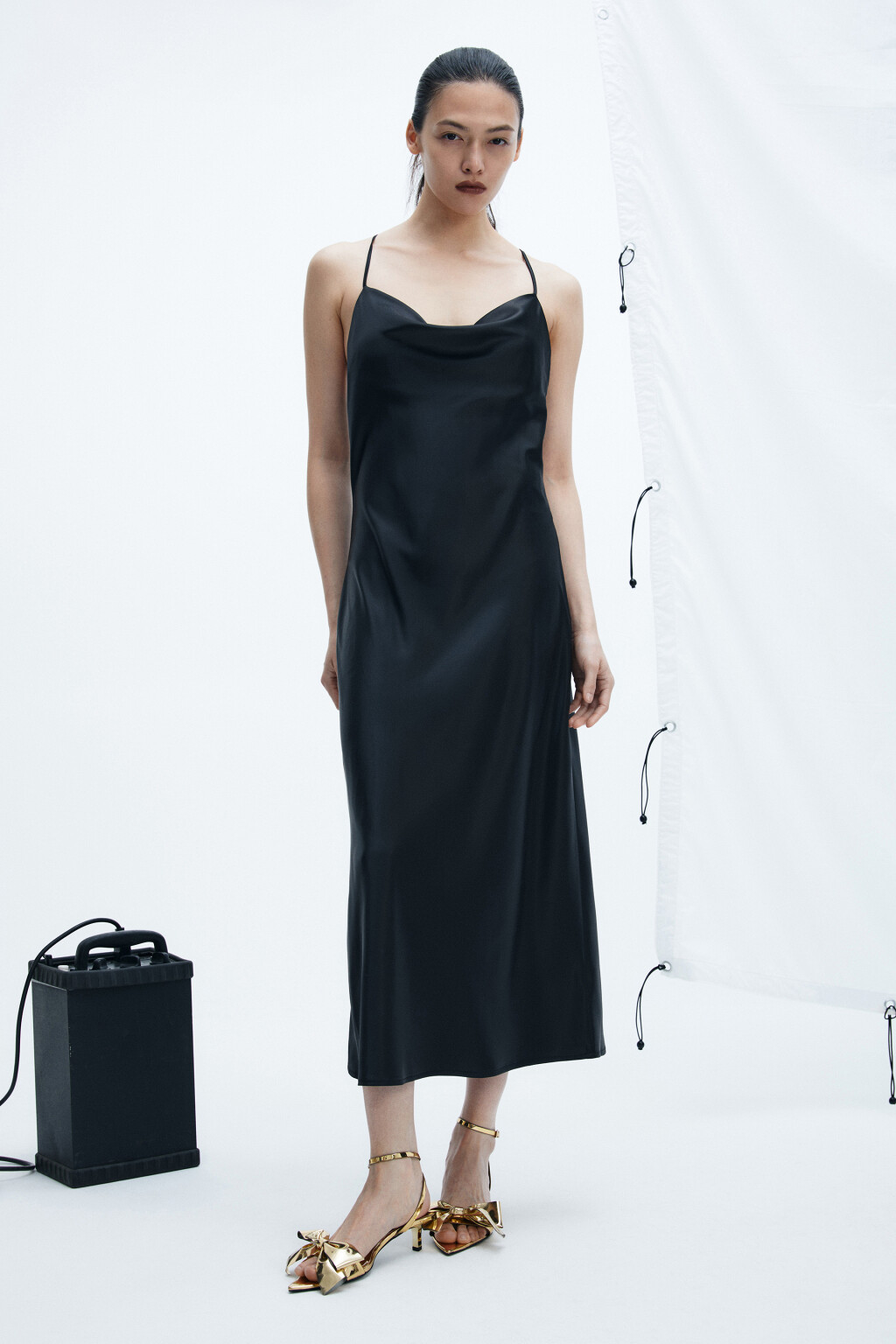 Платье-комбинация миди атласное - цвет черный - 2