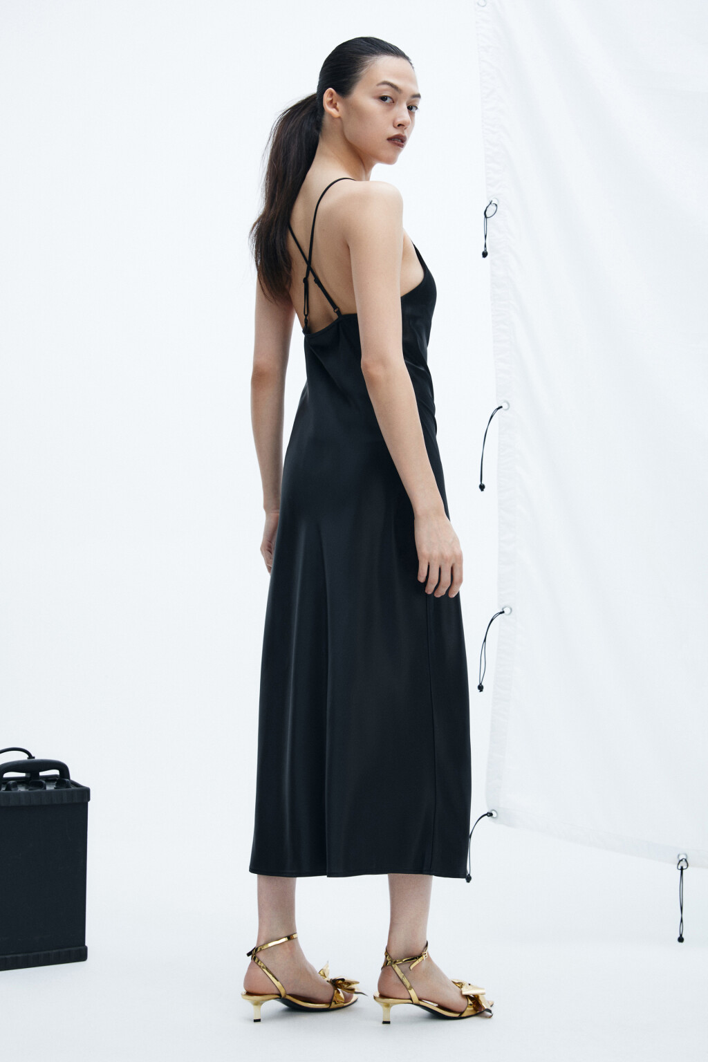 Платье-комбинация миди атласное - цвет черный - 4