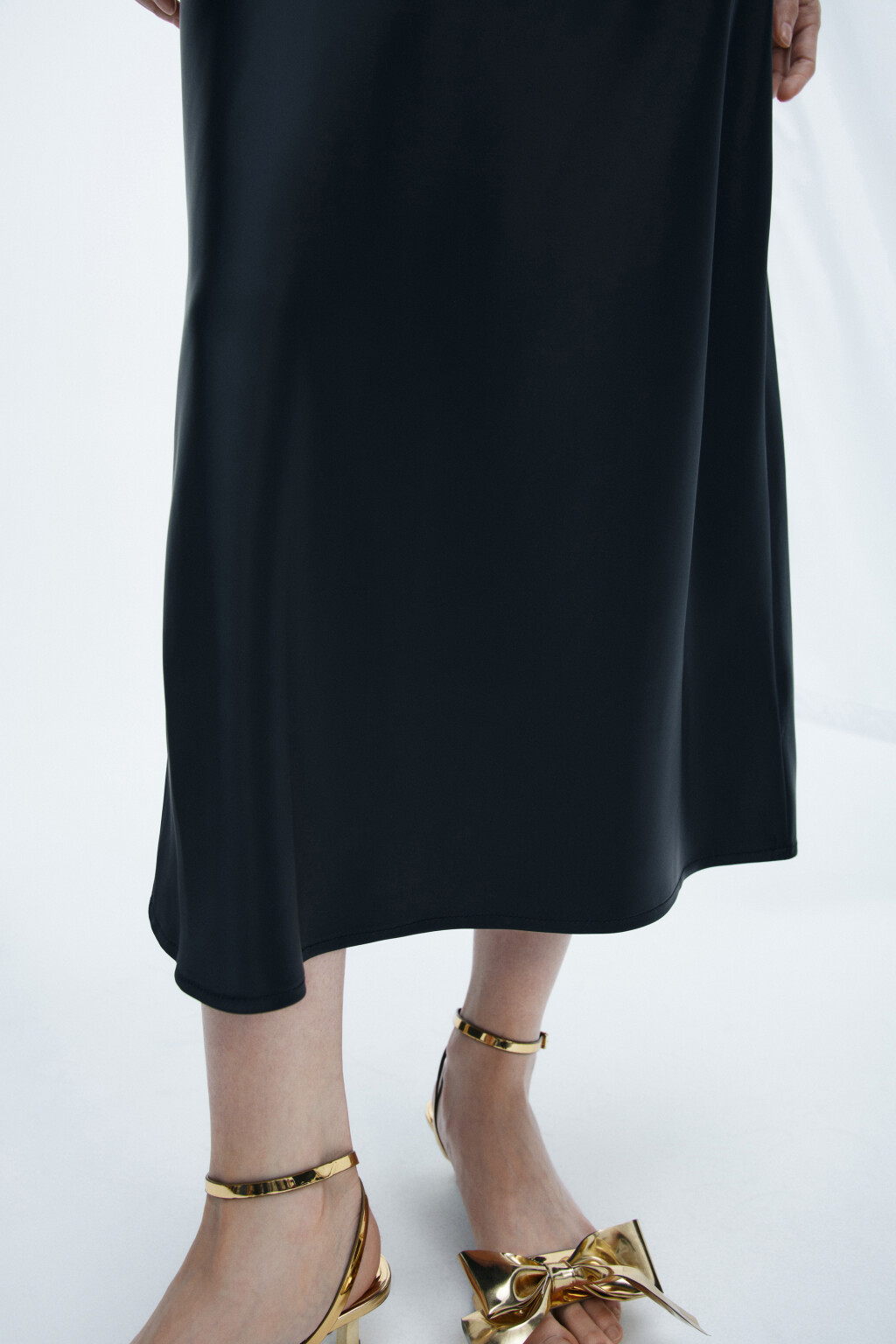 Платье-комбинация миди атласное - цвет черный - 6