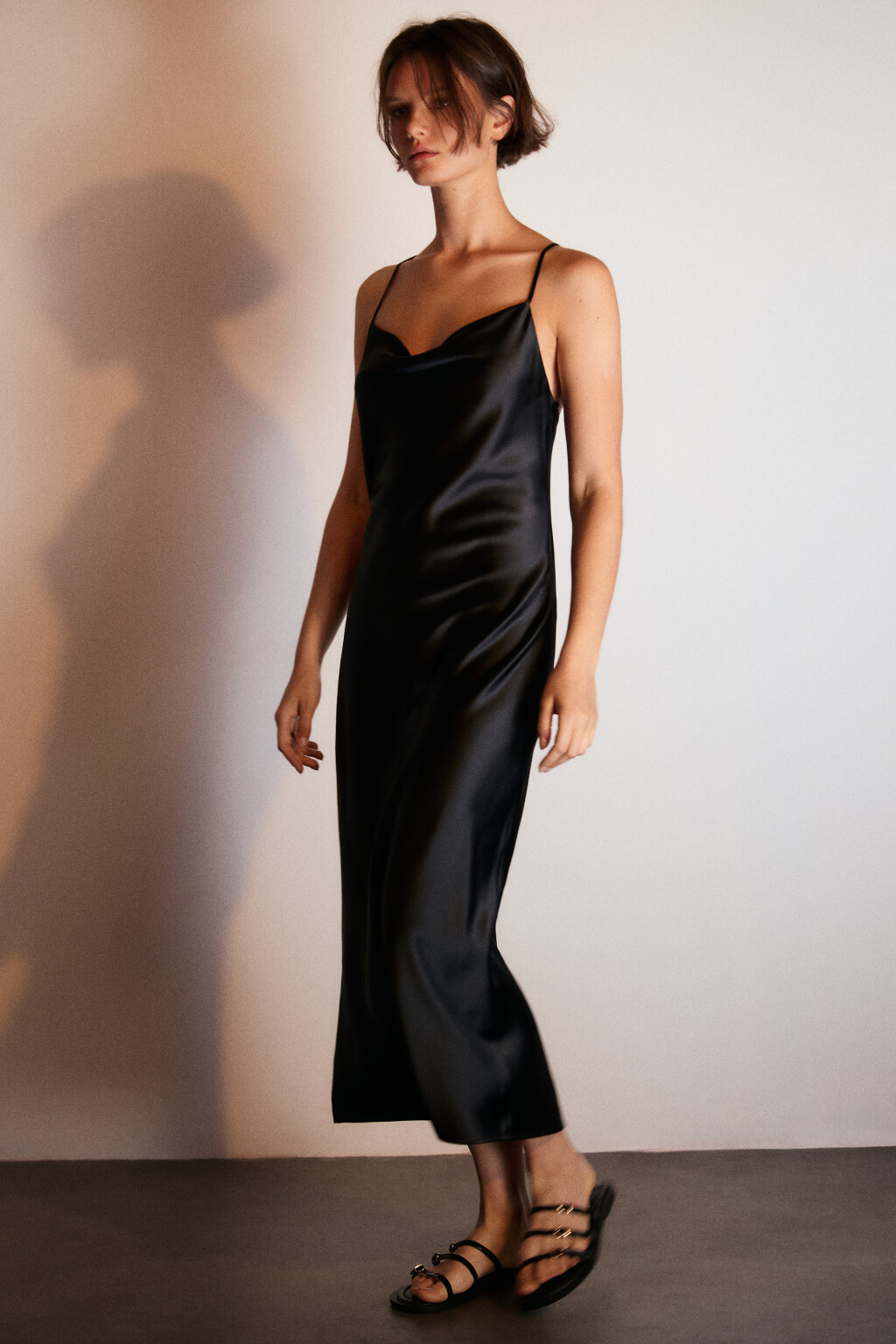 Платье-комбинация миди атласное - цвет черный - 1