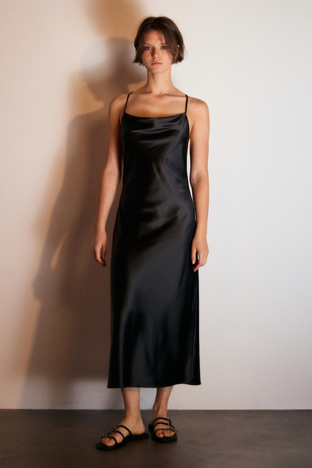 Платье-комбинация миди атласное - цвет черный - 3