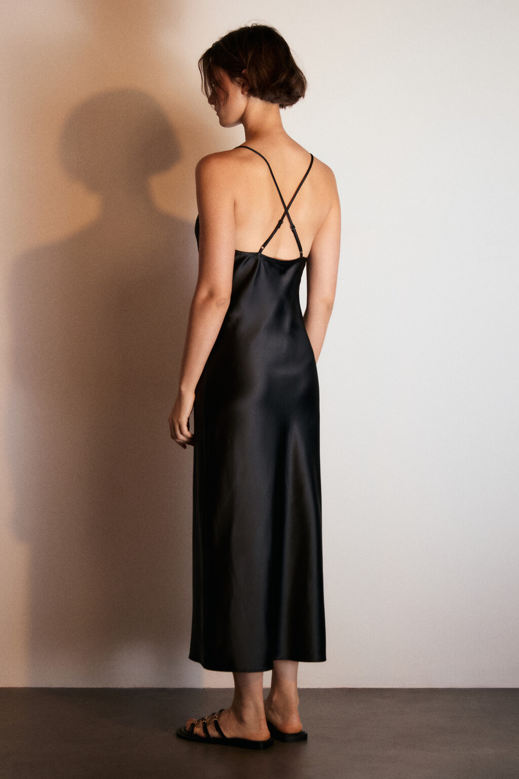 Платье-комбинация миди атласное - цвет черный - 4