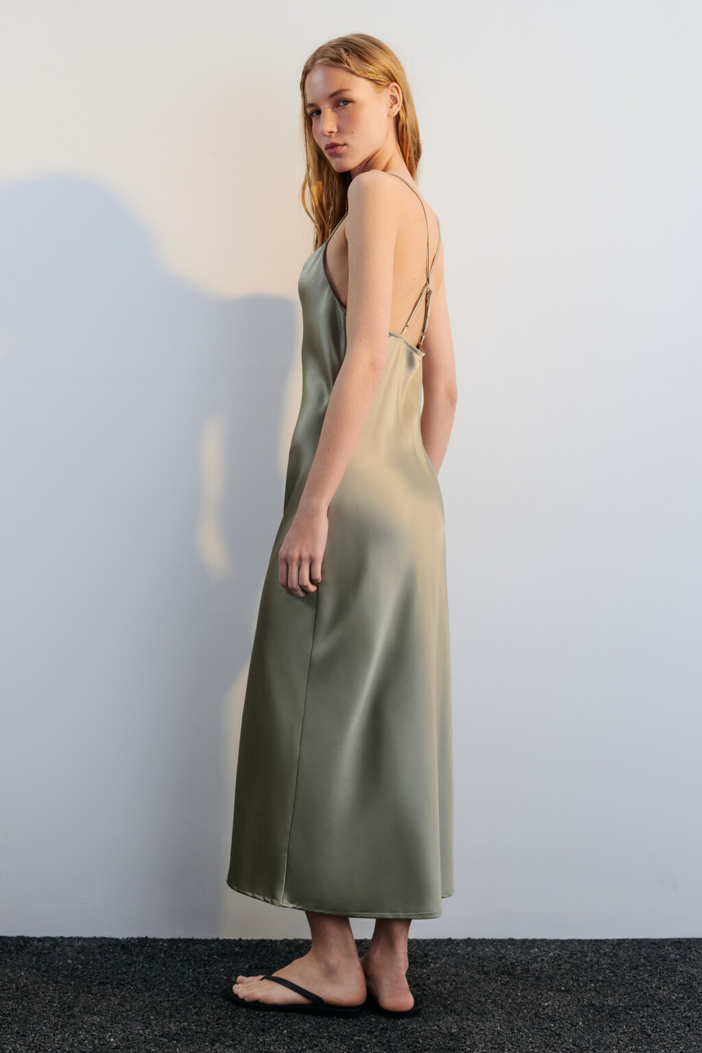 Платье-комбинация миди атласное - цвет зеленый - 4