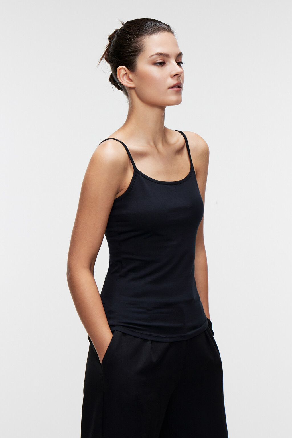 Майка MEGAN базовая на тонких бретельках - цвет черный - 2