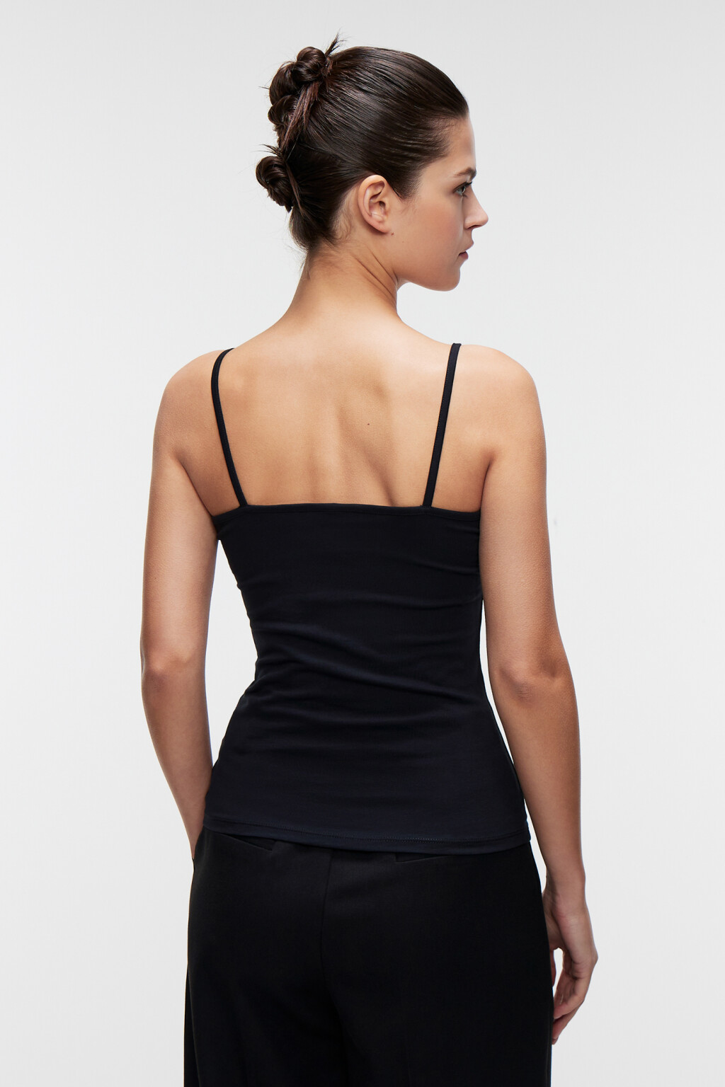 Майка MEGAN базовая на тонких бретельках - цвет черный - 3