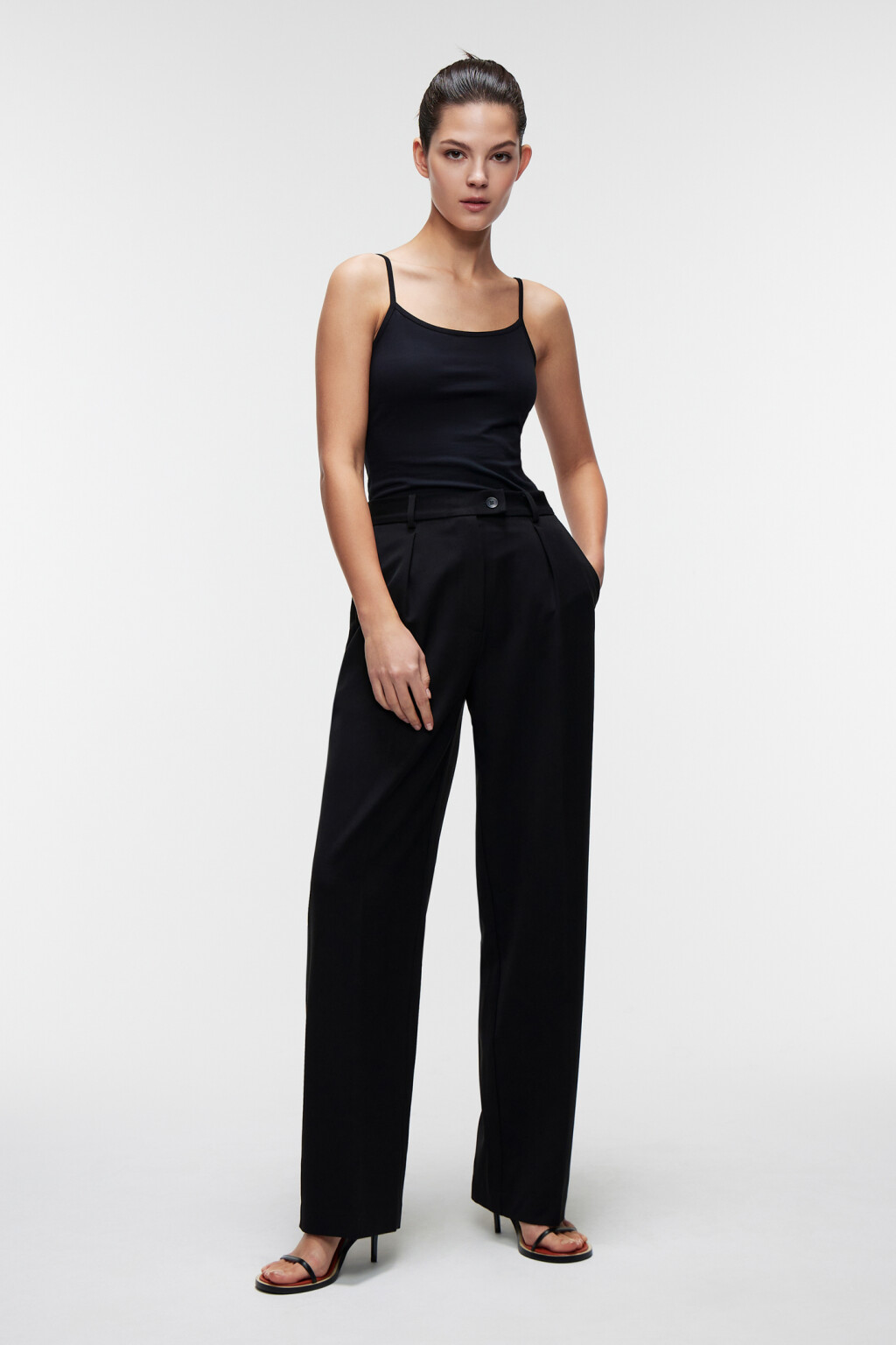 Майка MEGAN базовая на тонких бретельках - цвет черный - 4