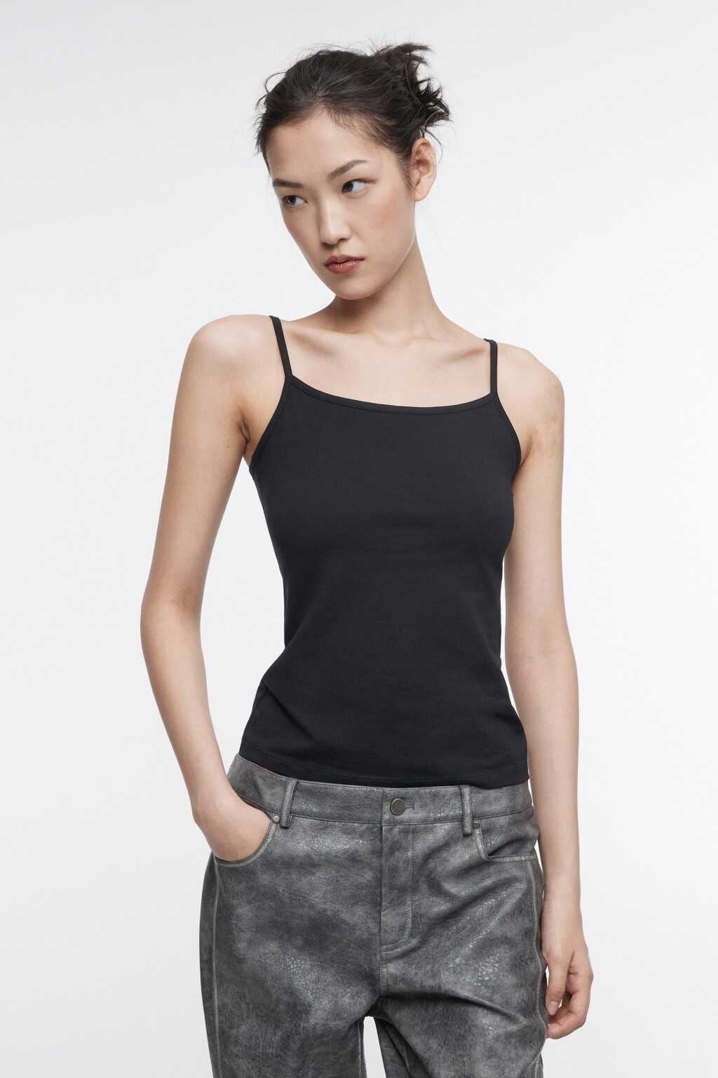 Майка MEGAN базовая на тонких бретельках - цвет черный - 1