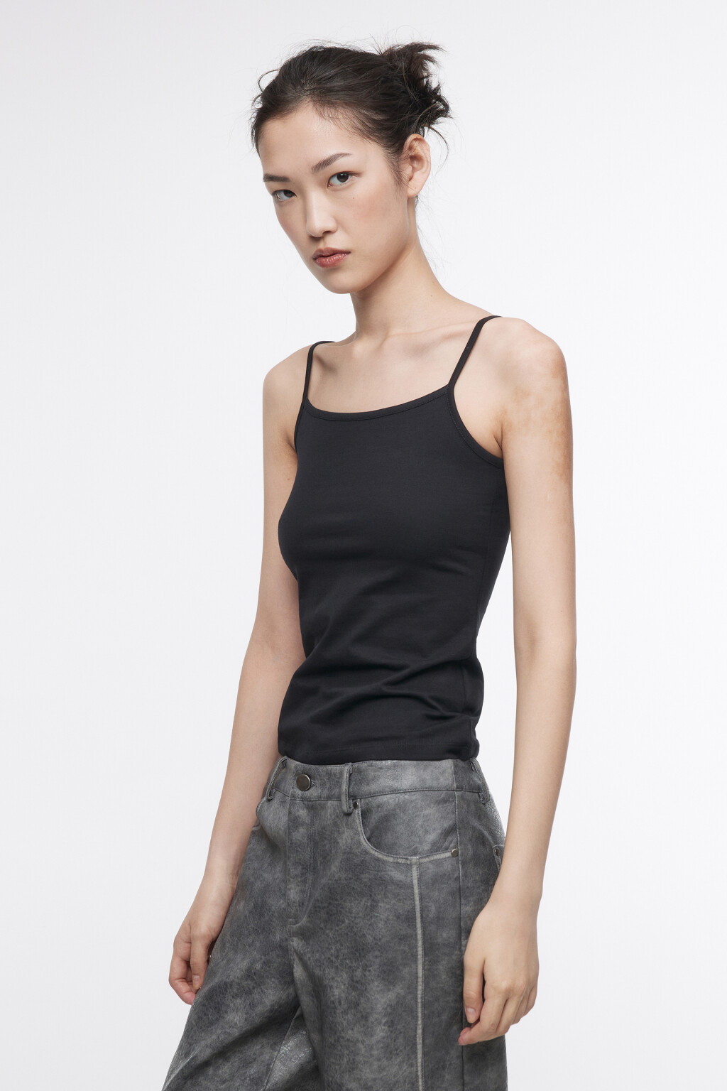 Майка MEGAN базовая на тонких бретельках - цвет черный - 2