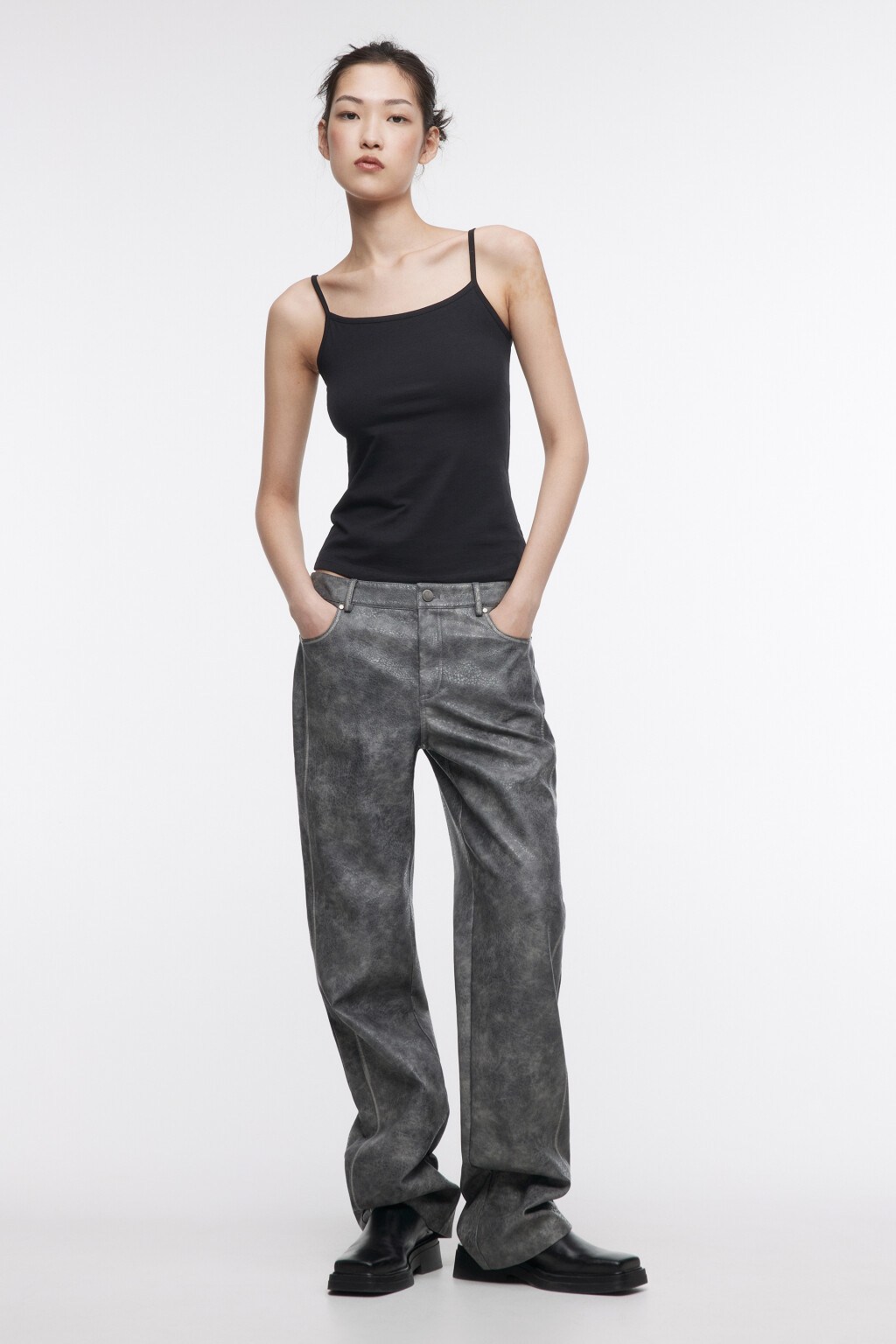 Майка MEGAN базовая на тонких бретельках - цвет черный - 4