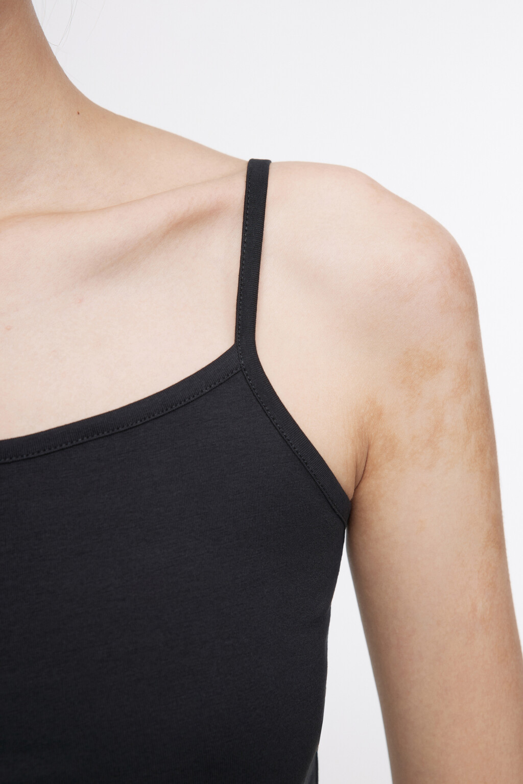 Майка MEGAN базовая на тонких бретельках - цвет черный - 7
