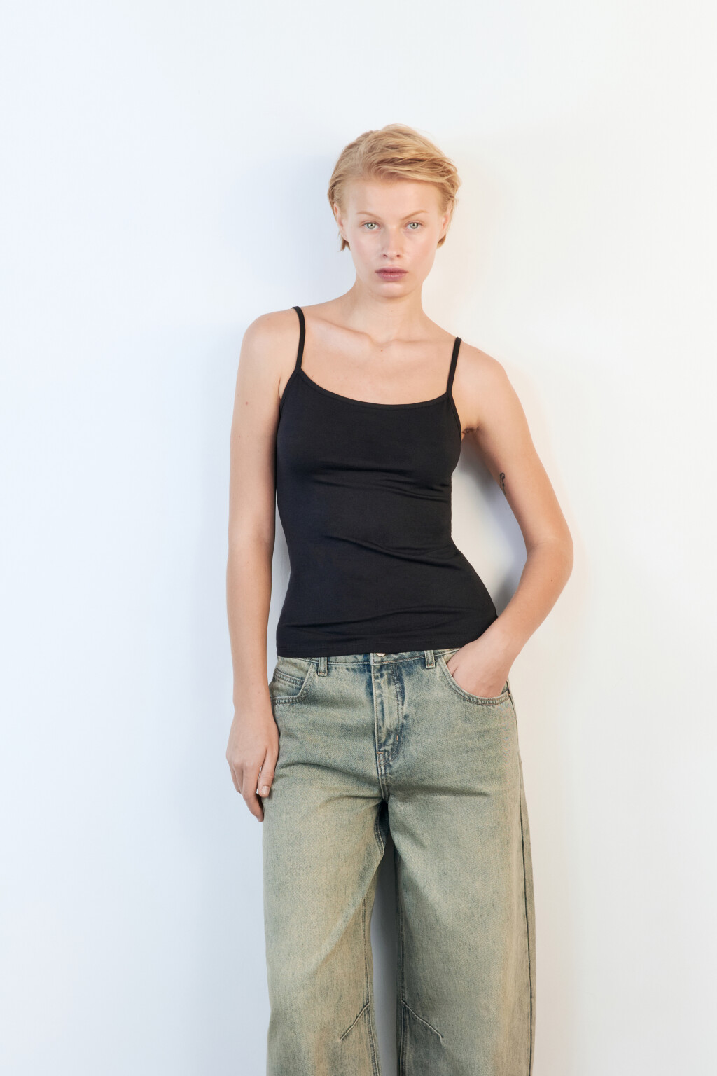 Топ-майка базовый на тонких бретелях - цвет черный - 2