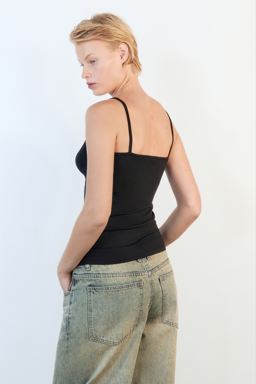 Топ-майка базовый на тонких бретелях - цвет черный - 4