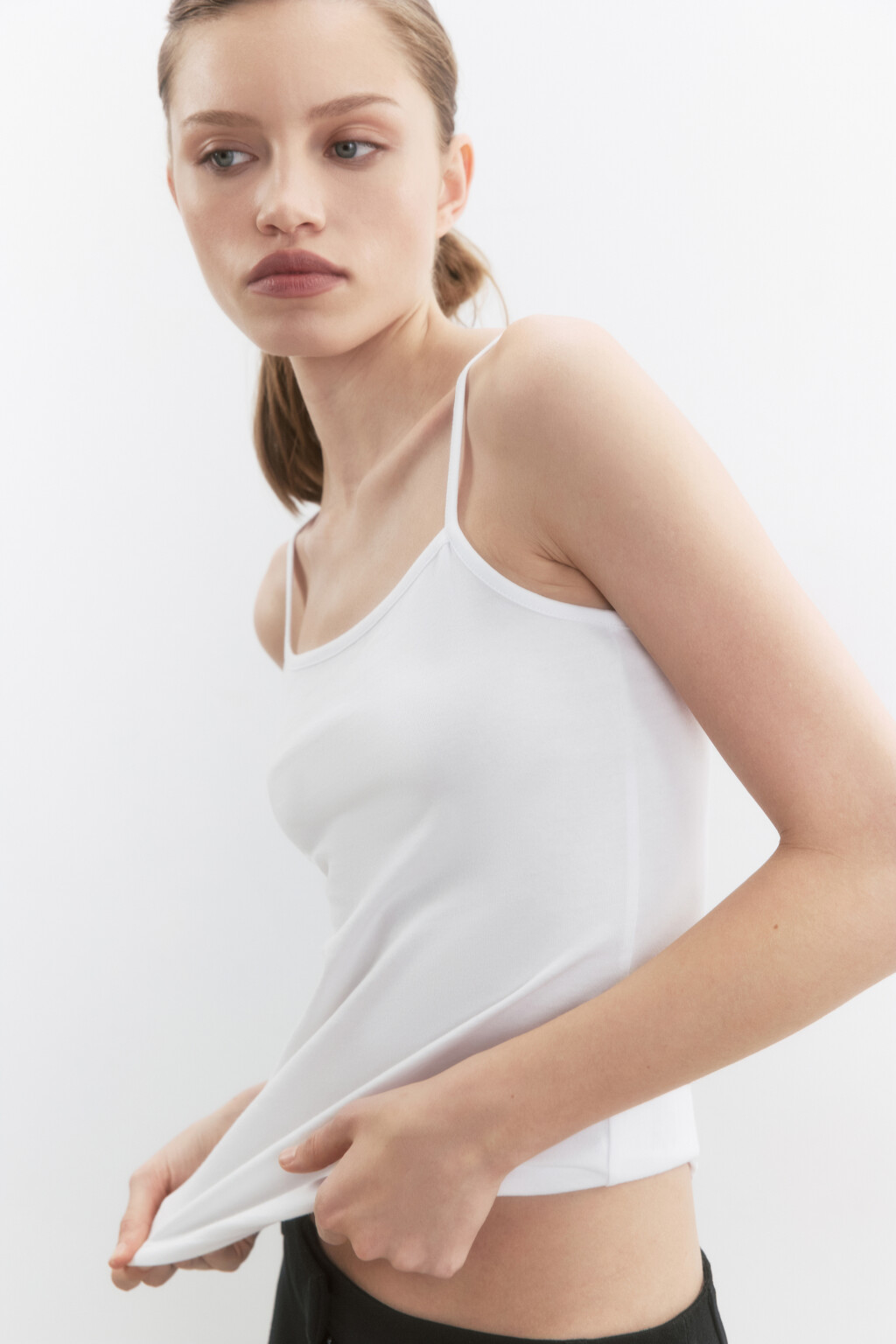Топ-майка базовый на тонких бретелях - цвет белый - 1