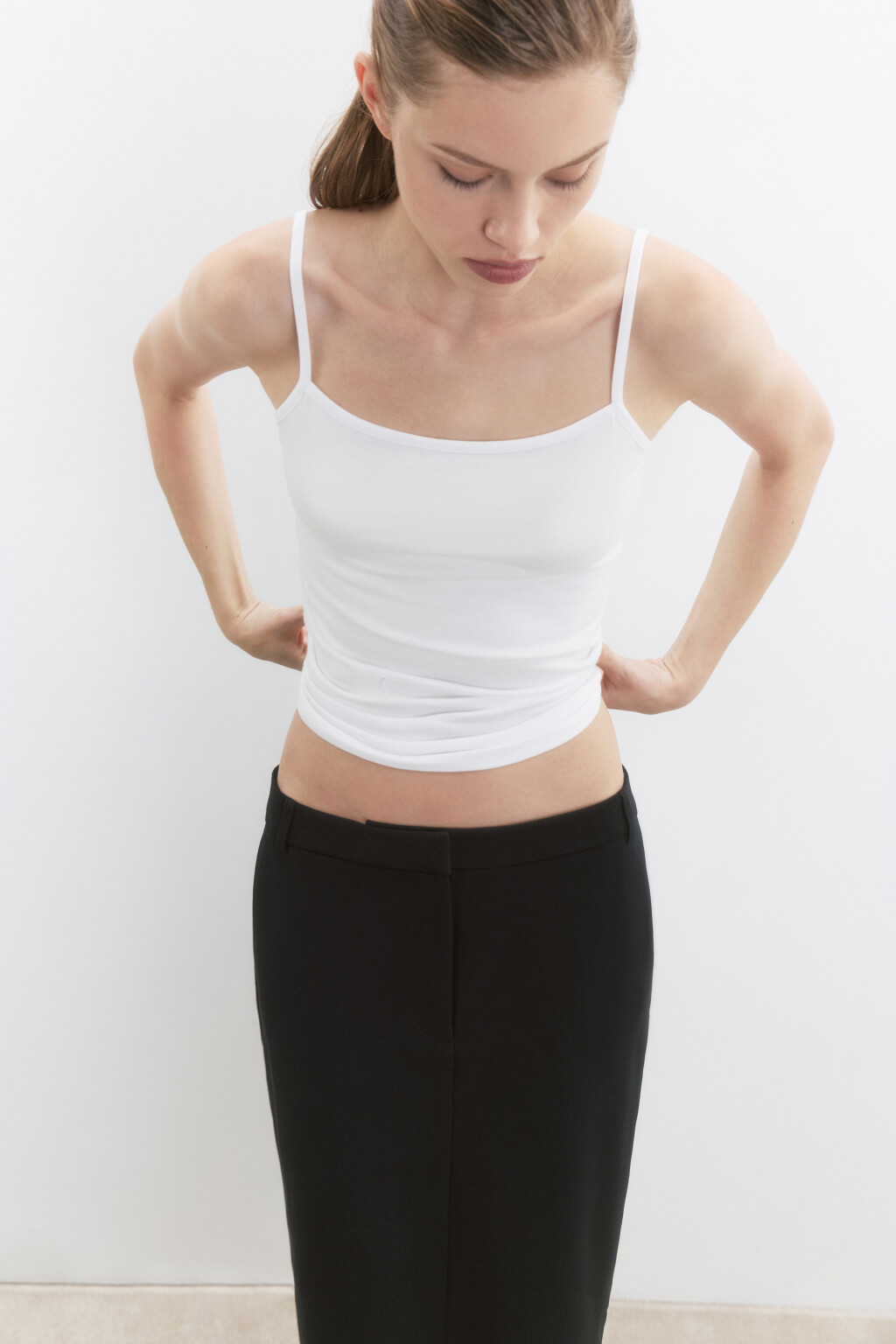 Топ-майка базовый на тонких бретелях - цвет белый - 2