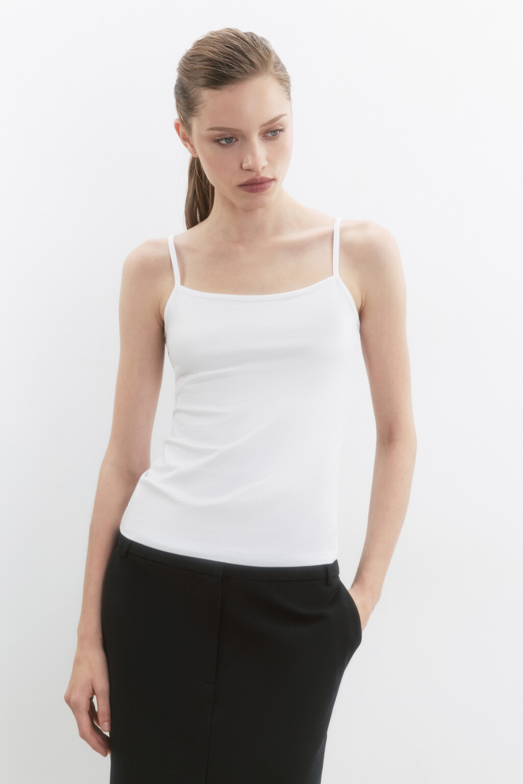 Топ-майка базовый на тонких бретелях - цвет белый - 3