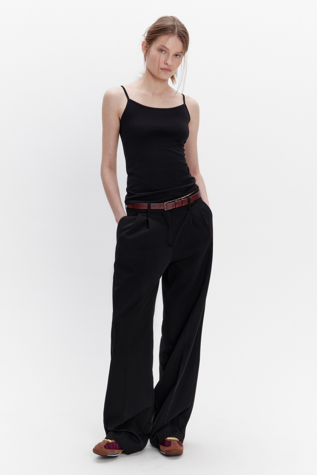 Майка MEGAN базовая на тонких бретелях - цвет черный - 5