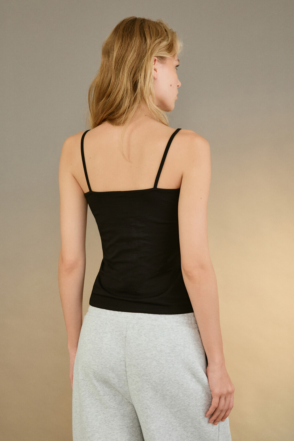 Майка MEGAN базовая на тонких бретелях - цвет черный - 3