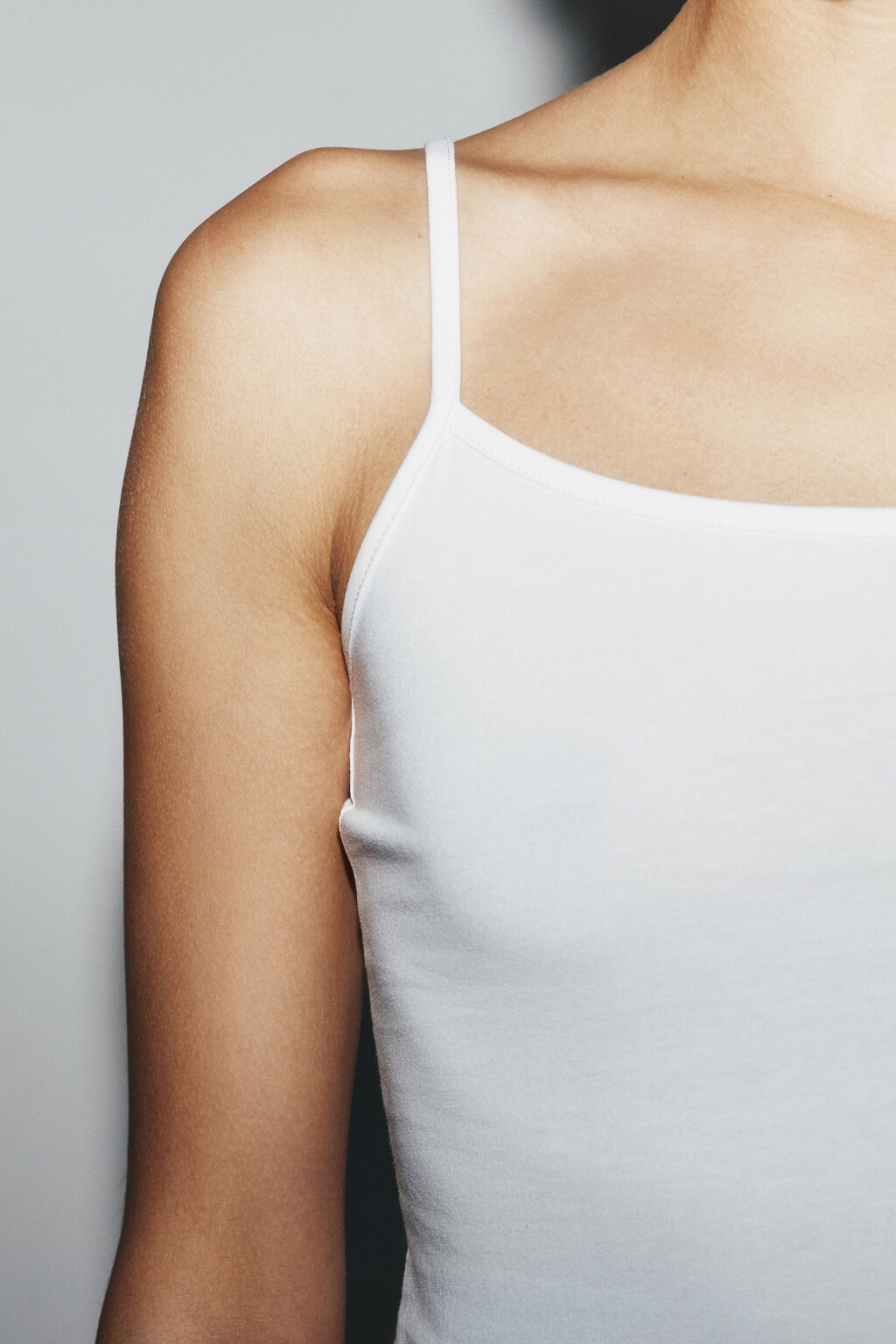 Майка MEGAN базовая на тонких бретелях - цвет белый - 6