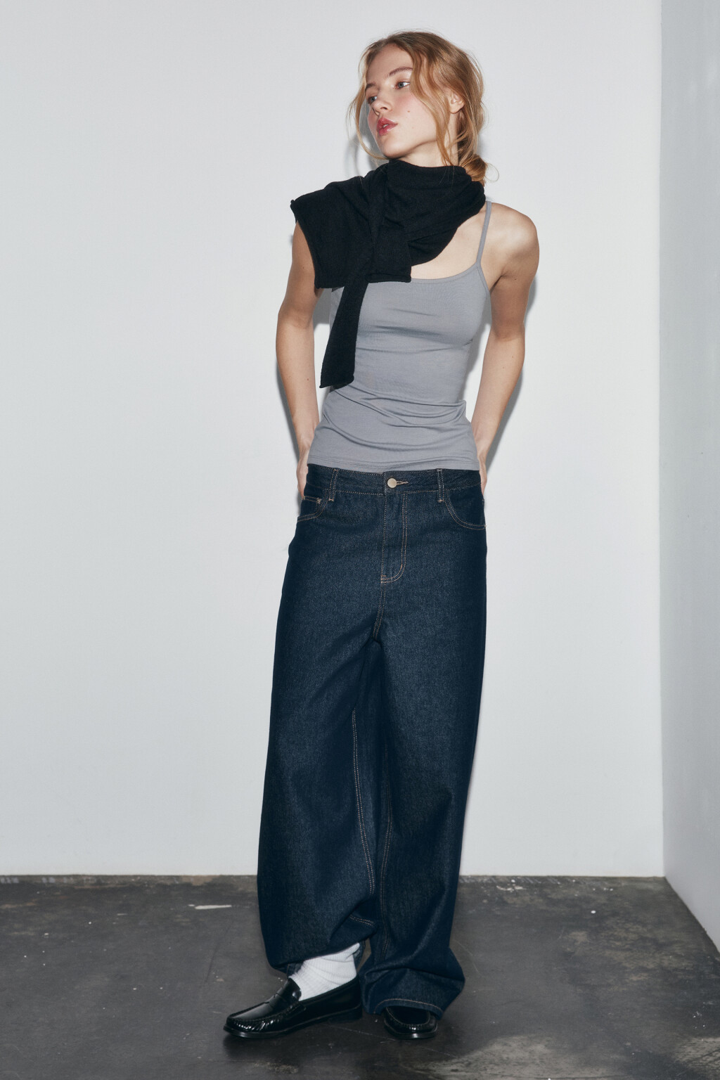 Майка MEGAN базовая на тонких бретелях - цвет серый - 4