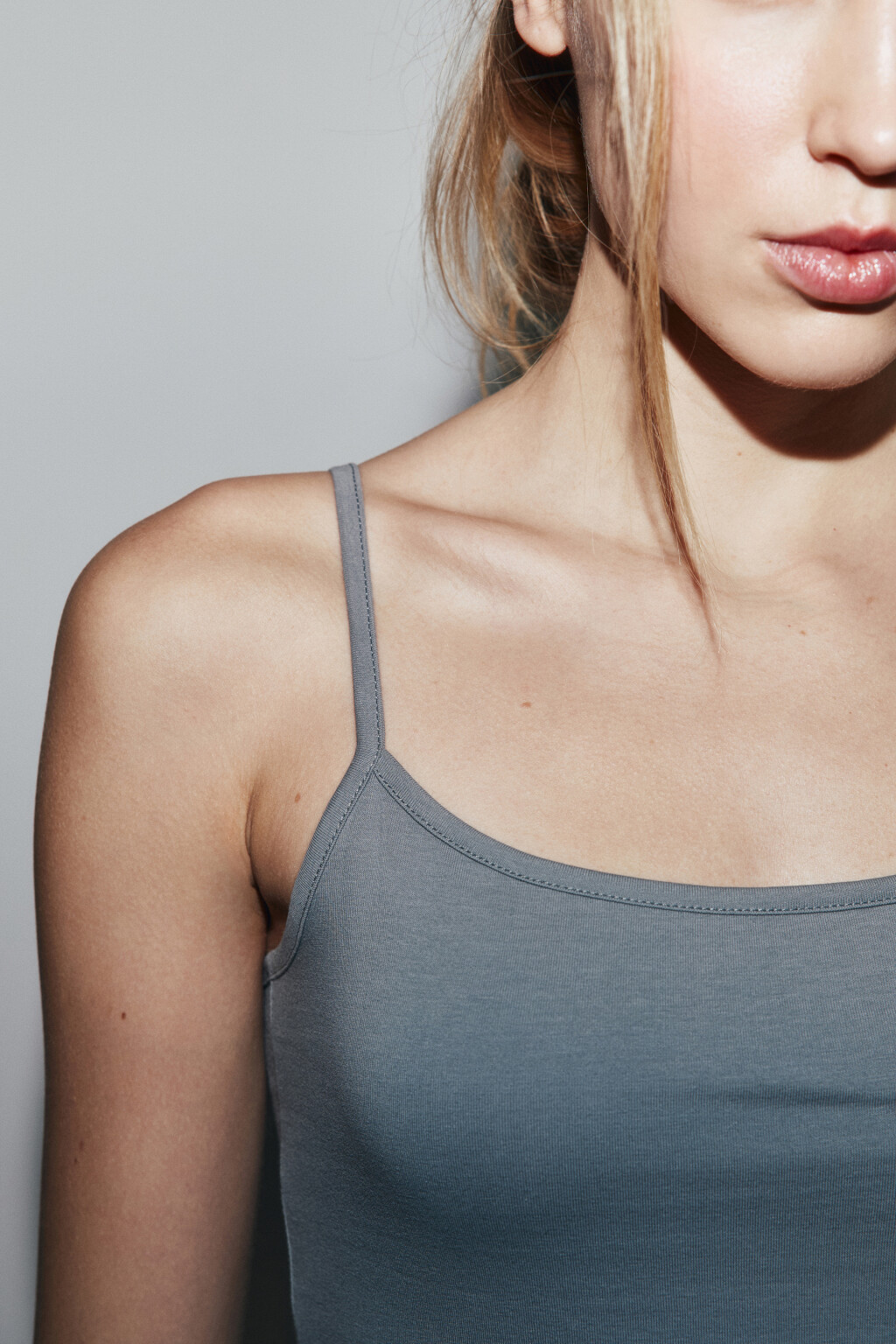 Майка MEGAN базовая на тонких бретелях - цвет серый - 5