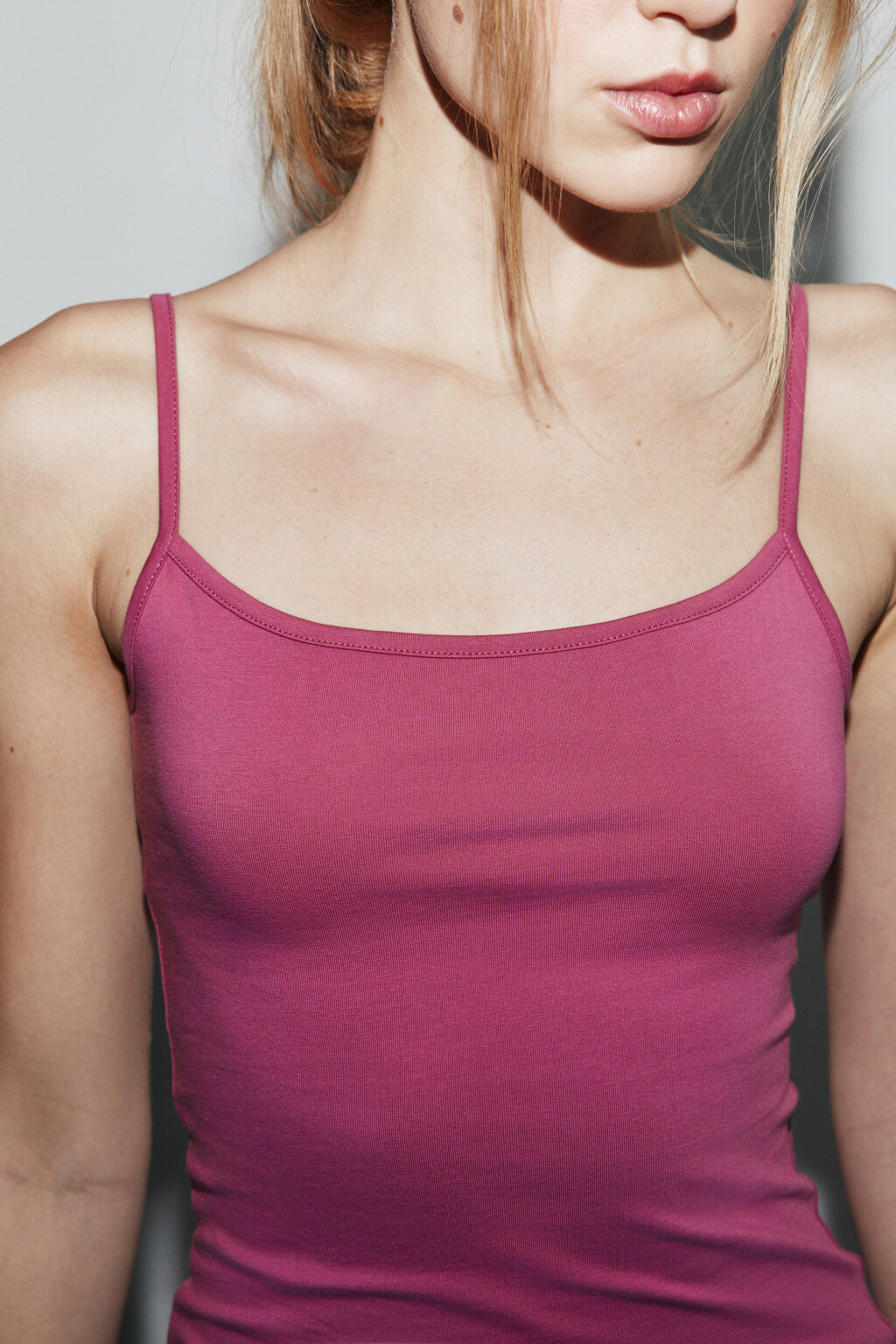 Майка MEGAN базовая на тонких бретелях - цвет розовый - 5