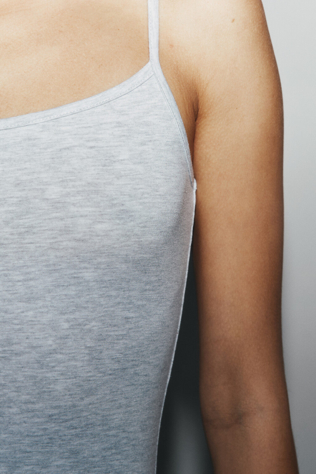 Майка базовая на тонких бретелях - цвет серый - 6