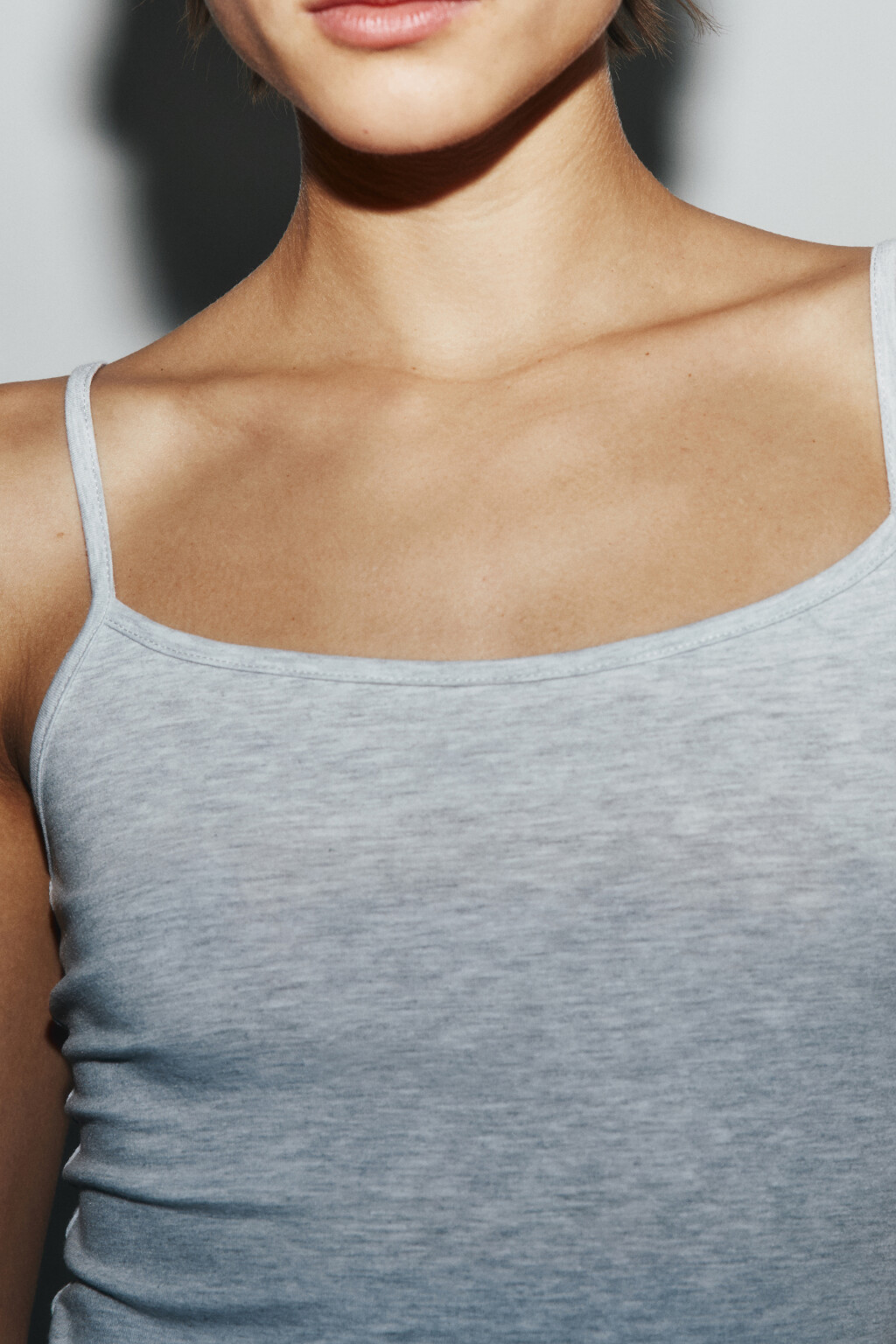 Майка базовая на тонких бретелях - цвет серый - 7