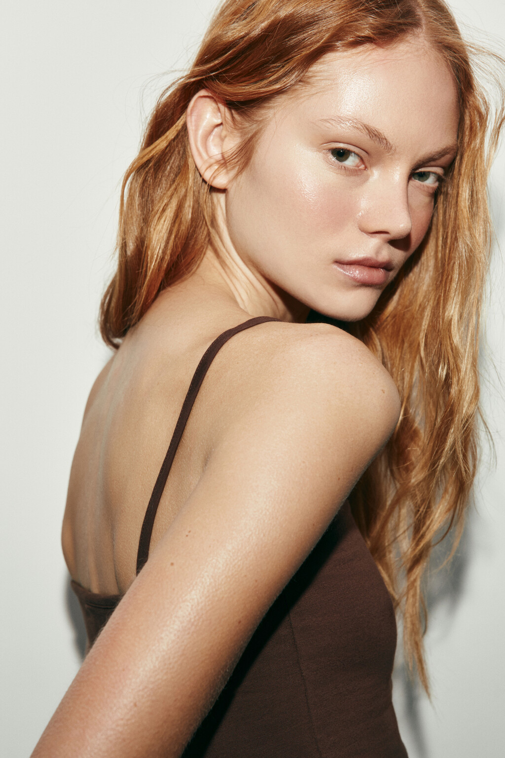 Майка-топ базовая на тонких бретелях - цвет коричневый - 6