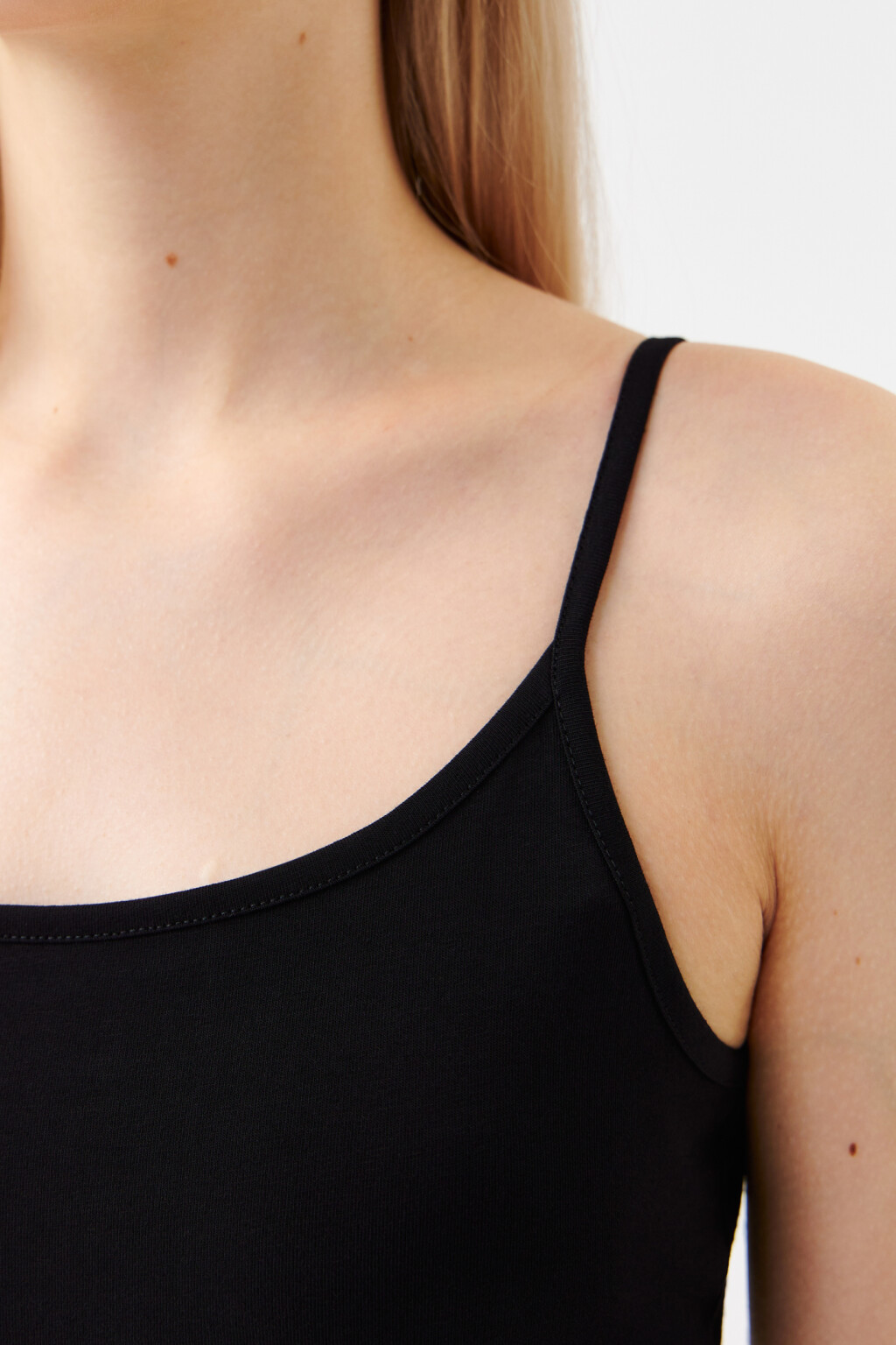 Топ-майка MEGAN базовый на тонких бретелях - цвет черный - 6