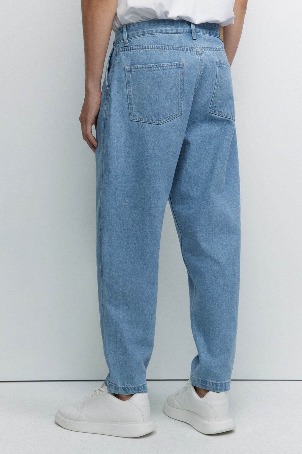 Джинсы ManBalloon широкие со складками на поясе - цвет голубой - 4