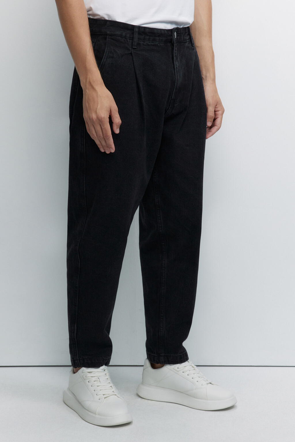 Джинсы ManBalloon широкие со складками на поясе - цвет черный - 3