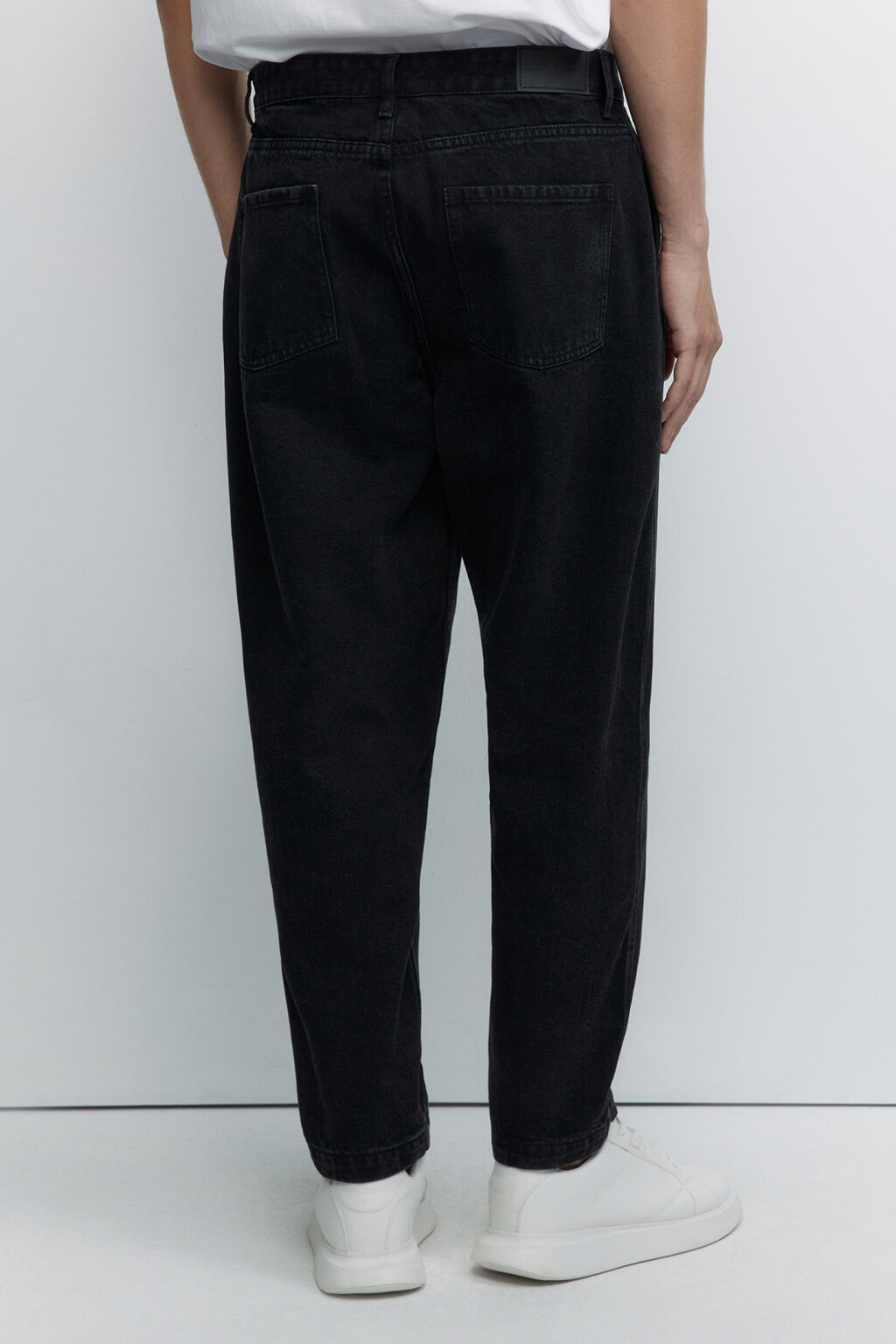 Джинсы ManBalloon широкие со складками на поясе - цвет черный - 4