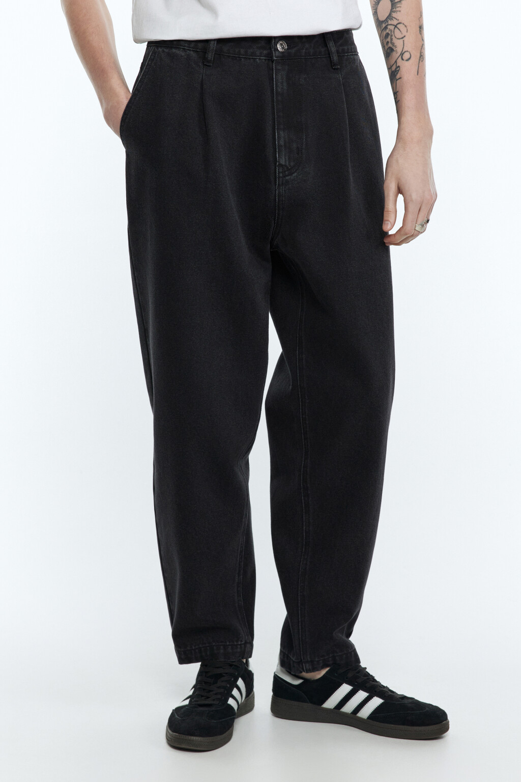 Джинсы ManBalloon широкие со складками на поясе - цвет черный - 1